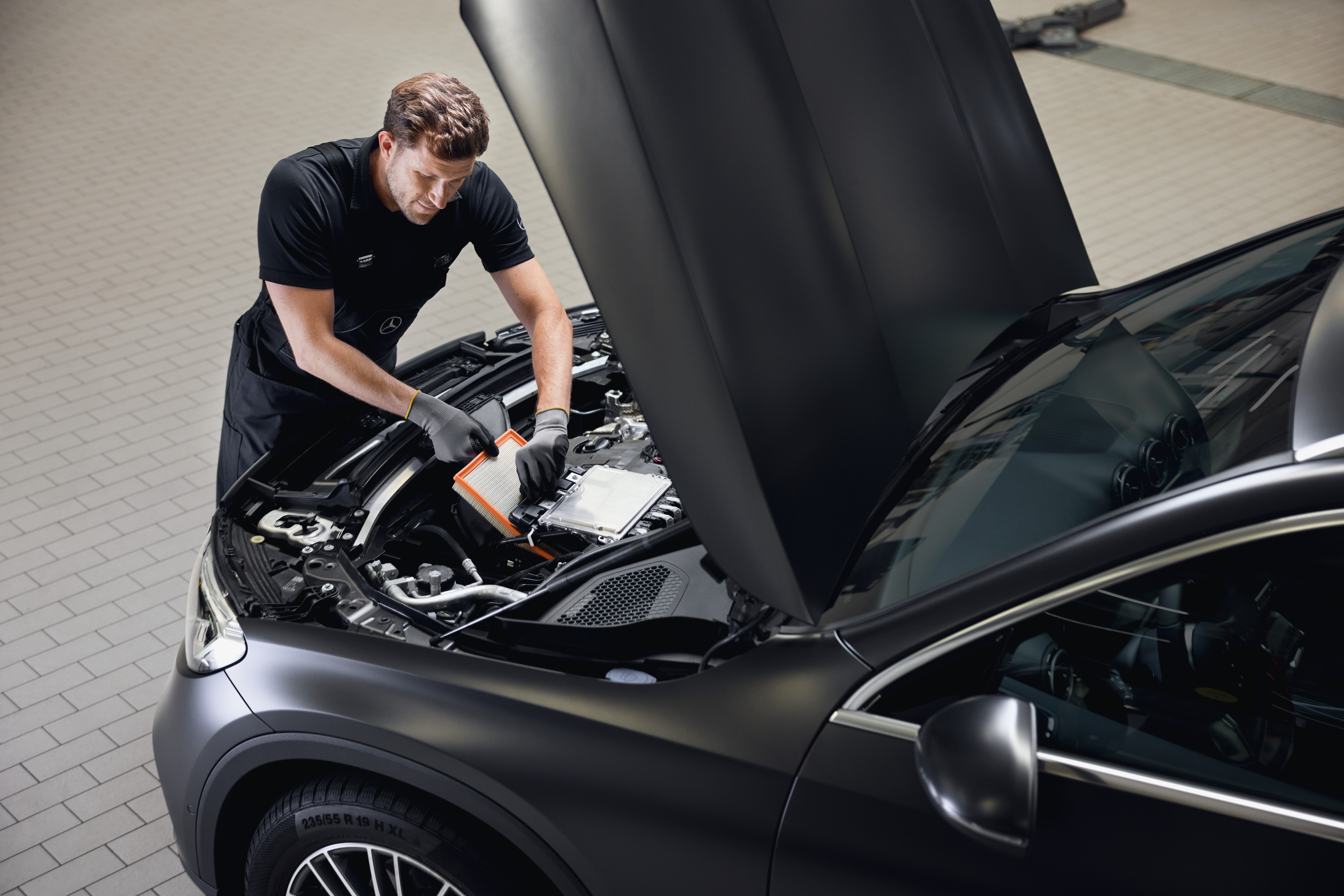 Vzduchový filtr | Mercedes-Benz Technik kontrolující motor vozu Mercedes-Benz.