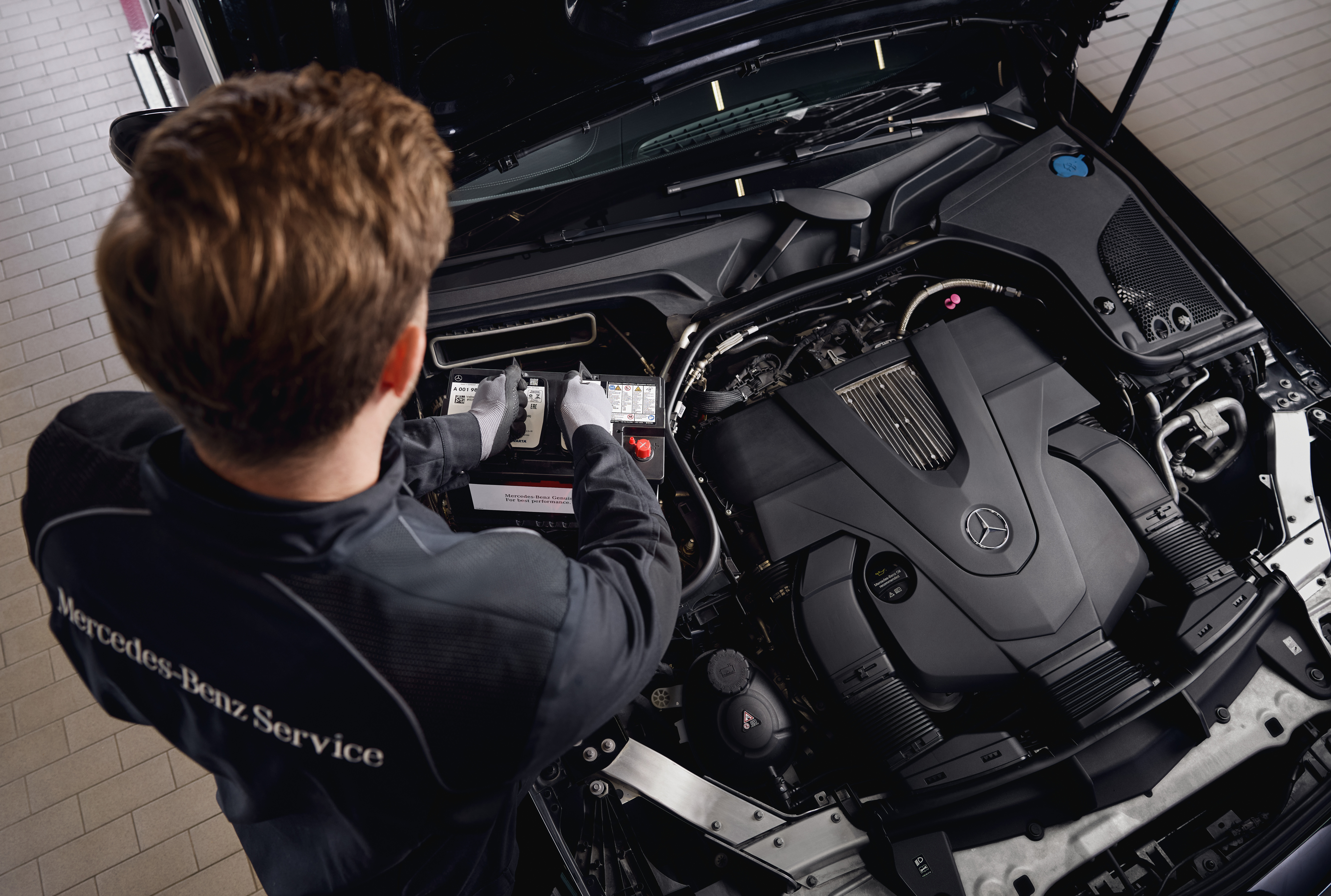 Palubní baterie | Mercedes-Benz Technik provádí nastavení akumulátoru.