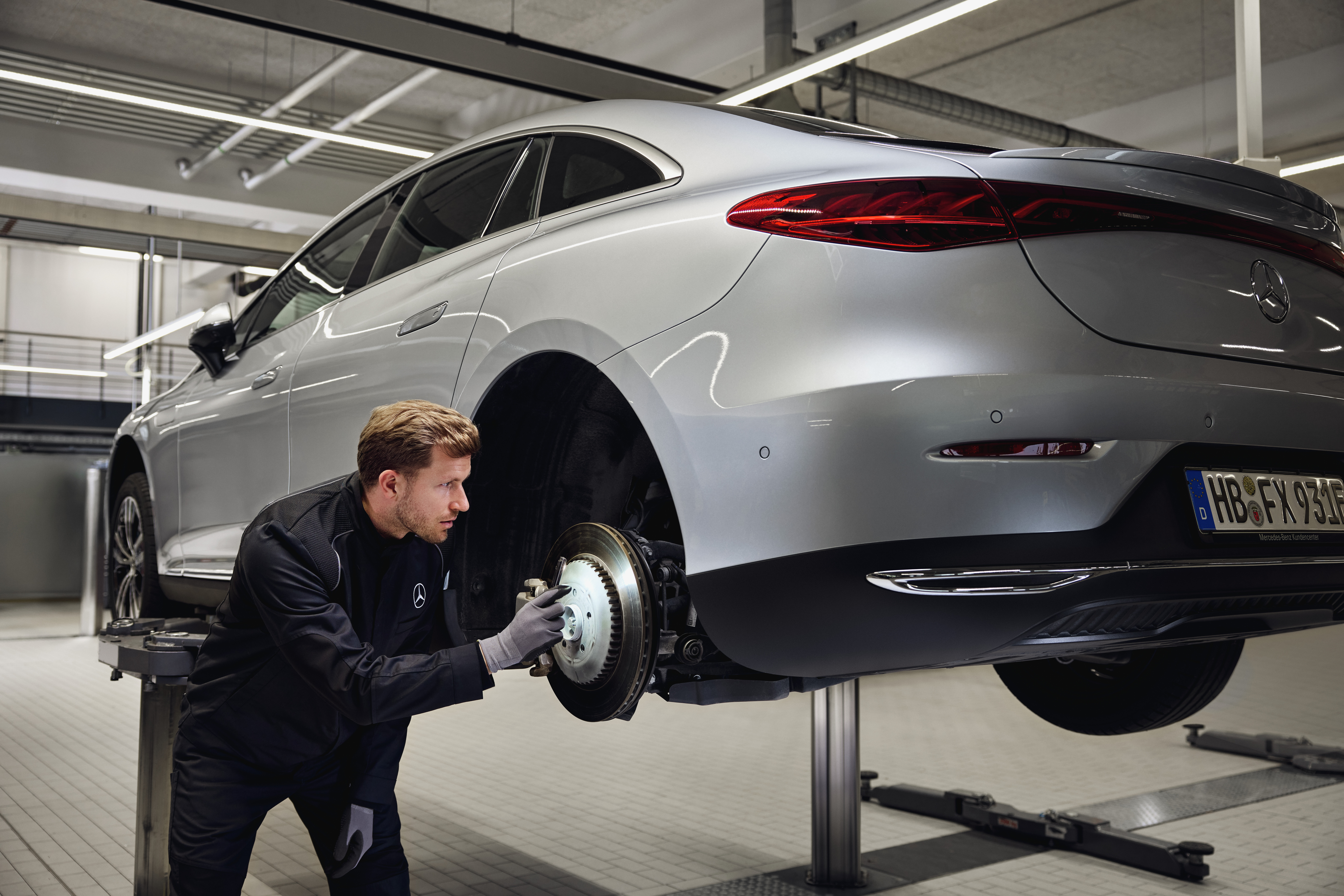 Brzdy | Mercedes-Benz Osoba opravuje brzdy vozidla Mercedes-Benz.