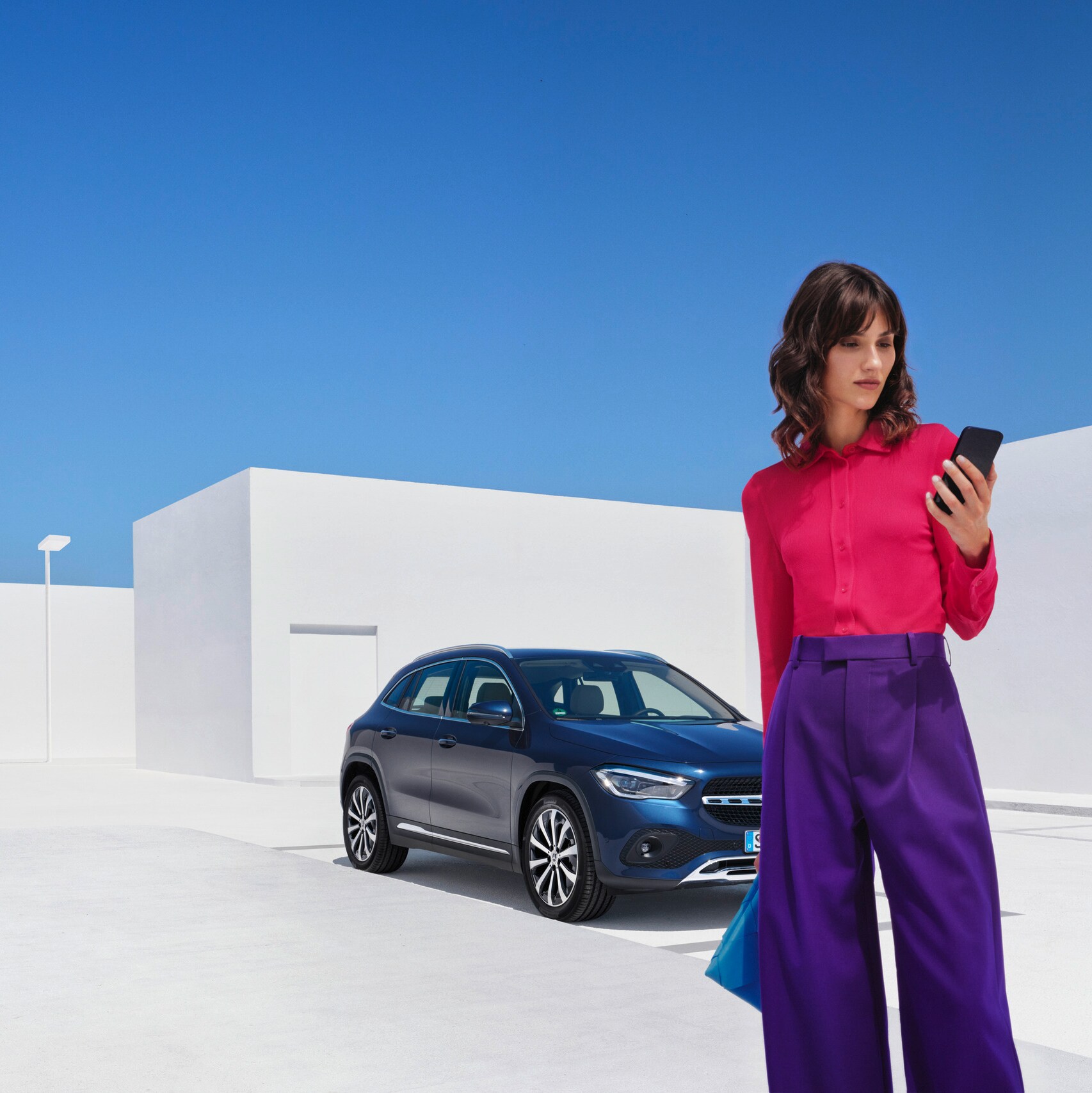 Osoba kontaktuje společnost Mercedes-Benz pomocí svého mobilního telefonu.