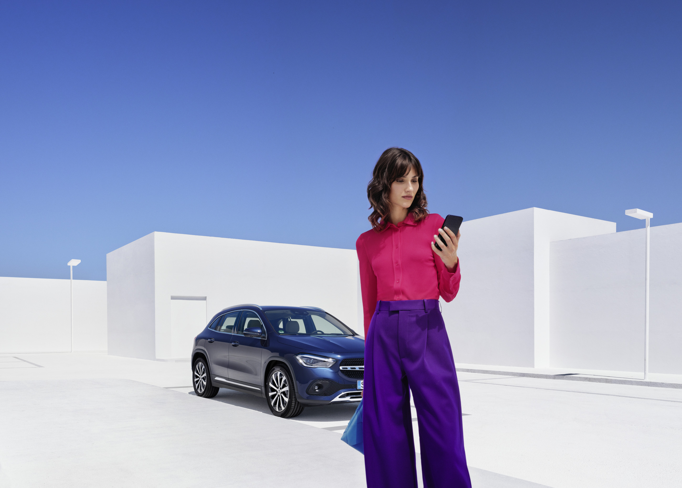Kontakt Osoba kontaktuje společnost Mercedes-Benz pomocí svého mobilního telefonu.