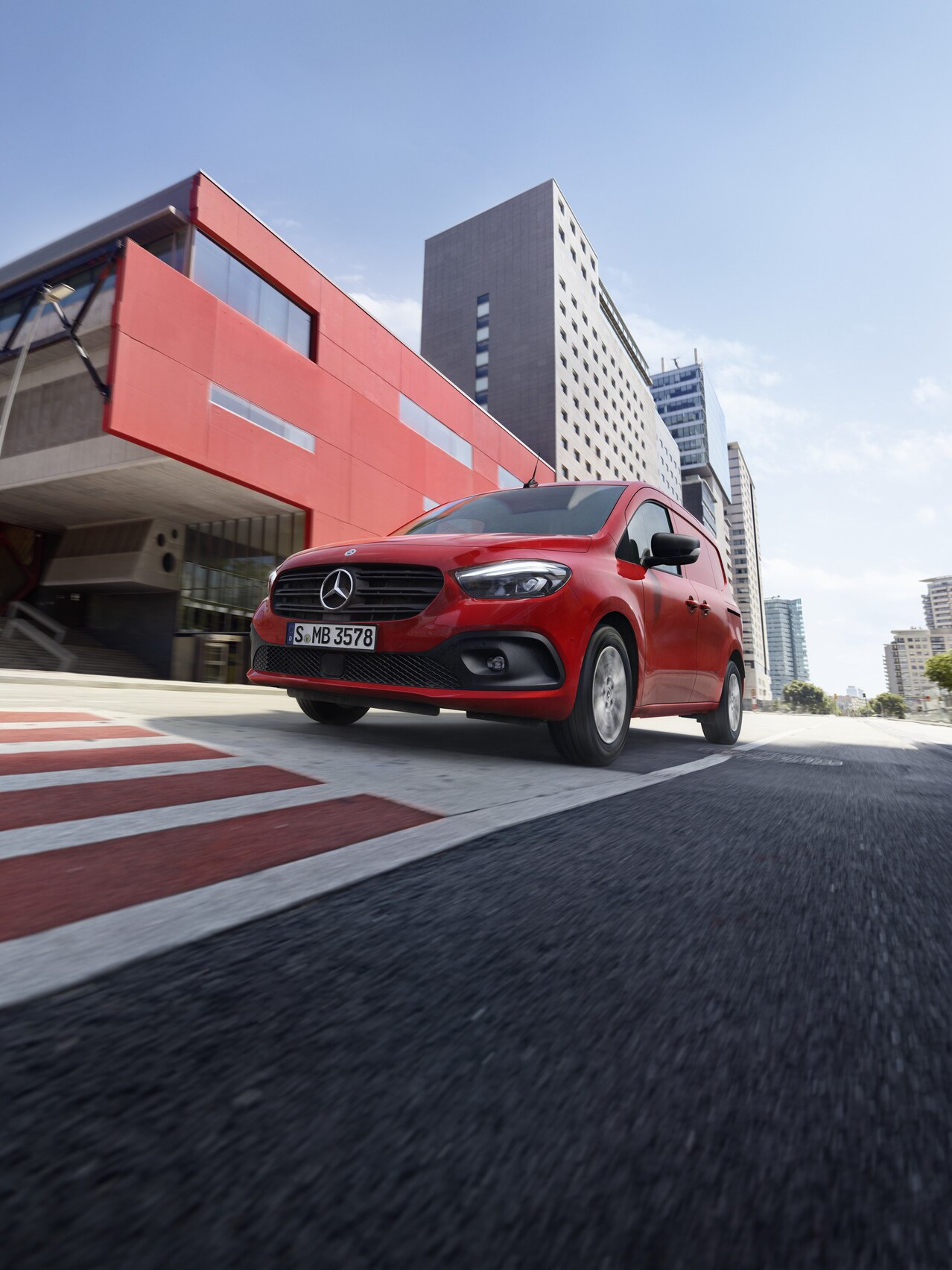 Skříňová dodávka Mercedes-Benz Citan jedoucí po silnici.