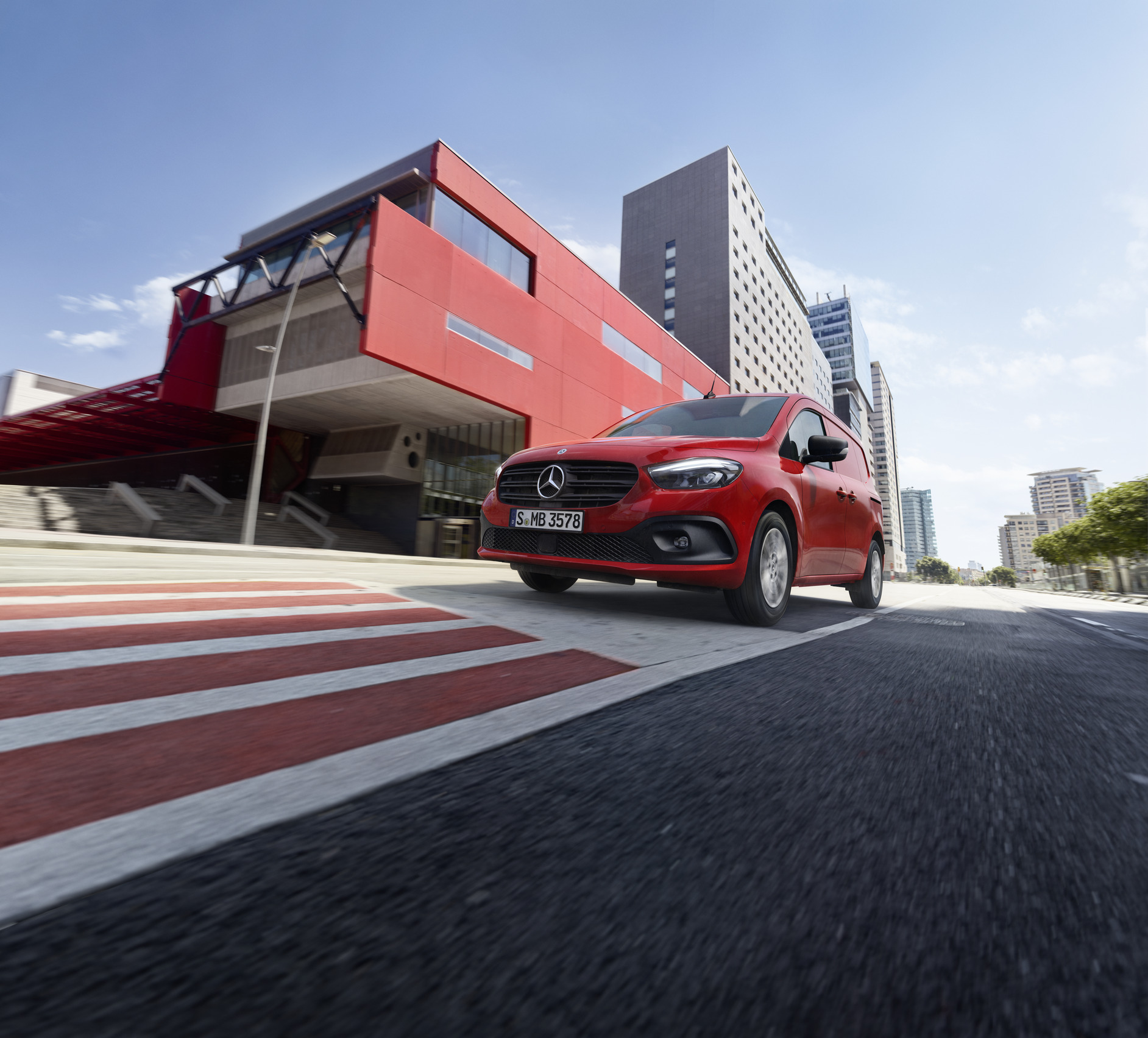 eCitan a Citan | Mercedes-Benz Skříňová dodávka Mercedes-Benz Citan jedoucí po silnici.