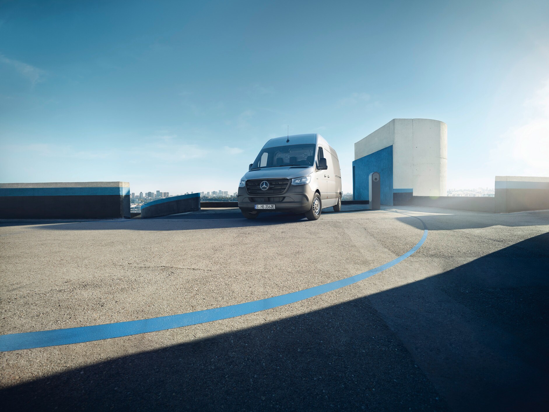 Skříňová dodávka Mercedes-Benz eSprinter stojí na střeše parkoviště.