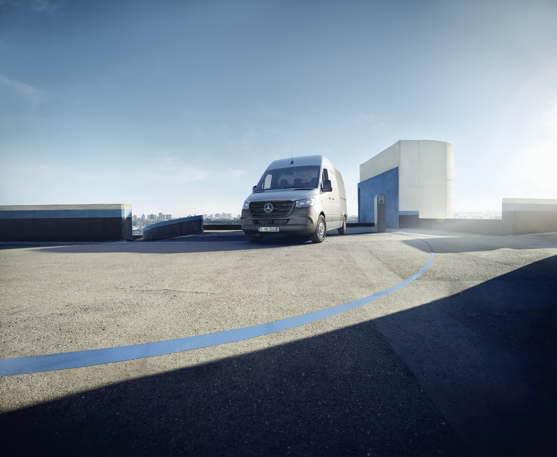 eSprinter a Sprinter | Mercedes-Benz Skříňová dodávka Mercedes-Benz eSprinter stojí na střeše parkoviště.