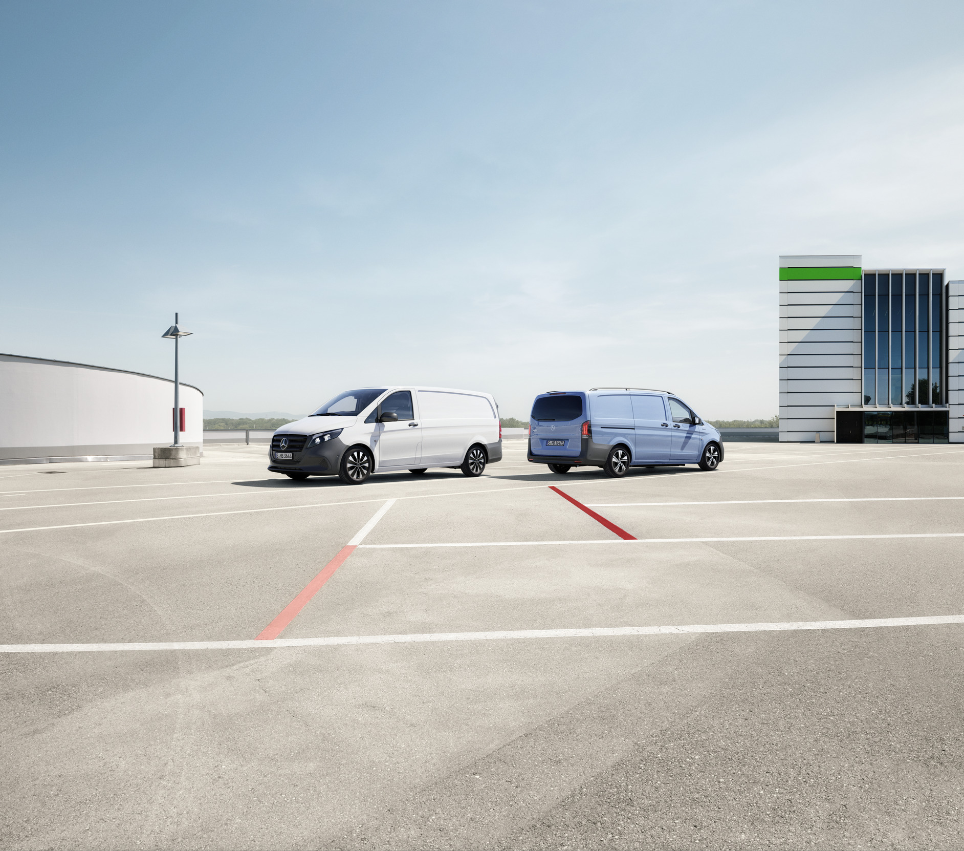 eVito a Vito | Mercedes-Benz Skříňová dodávka Vito a skříňová dodávka eVito od Mercedes-Benz stojí na střeše parkoviště.