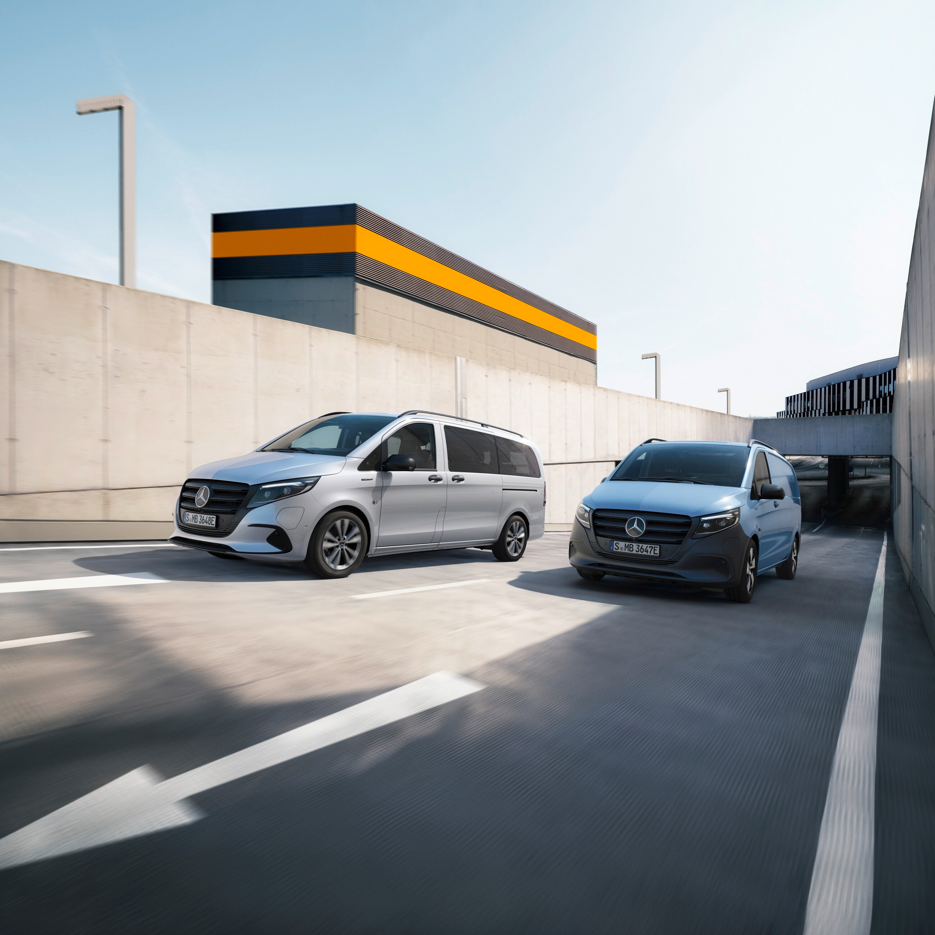 Mercedes-Benz eVito Tourer a skříňová dodávka eVito jezdí po silnici.