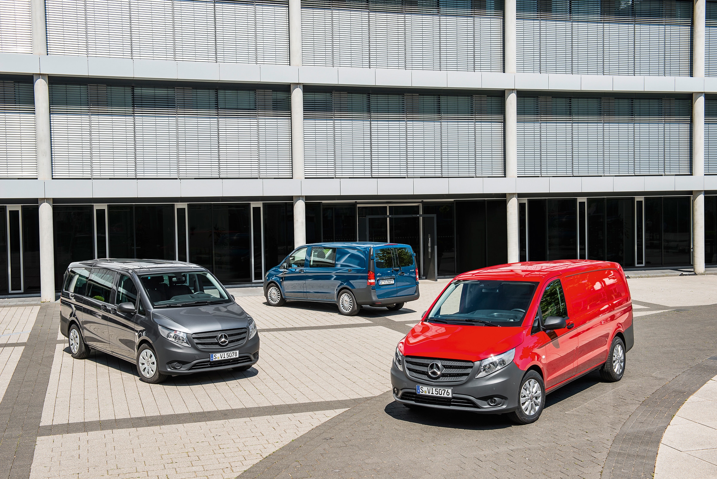 Třetí generace vozidel Mercedes-Benz Vito | Historie užitkových vozidel | Mercedes-Benz Několik vozů Mercedes-Benz Vito zaparkovaných před moderní kancelářskou budovou