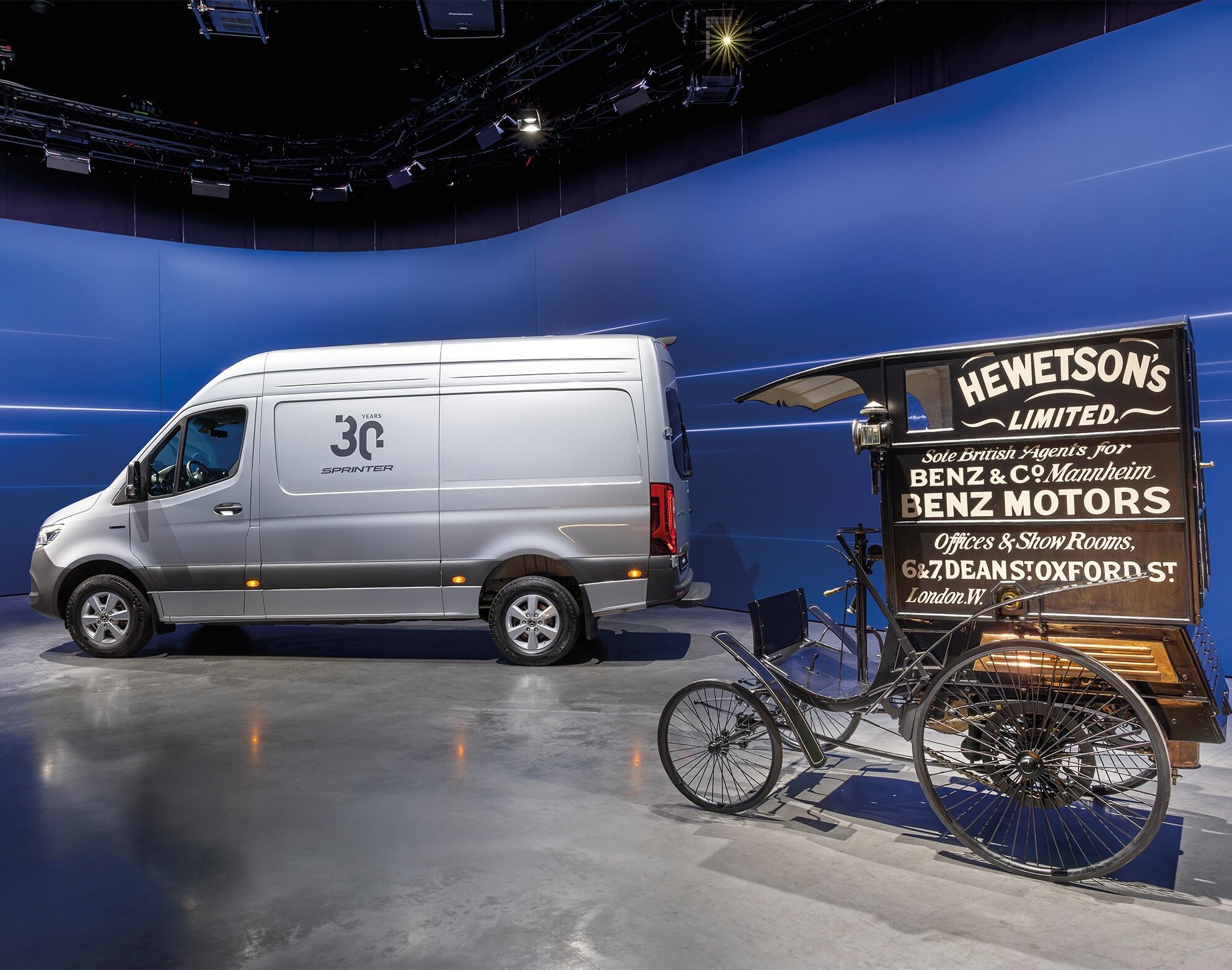 Dodávkové vozidlo Mercedes-Benz Sprinter a&nbsp;historické distribuční dodávkové vozidlo Benz vystavené v&nbsp;moderním showroomu