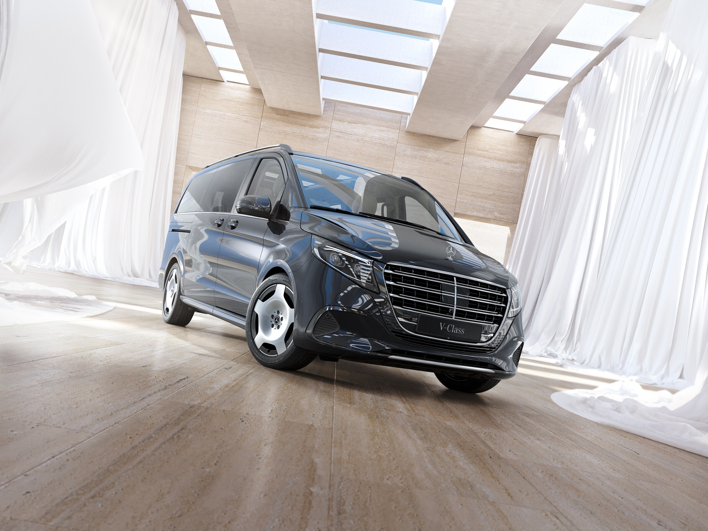 Dodávkové vozidlo Mercedes-Benz Třídy&nbsp;V pro přepravu osob umístěné v&nbsp;moderním světlém interiéru se střešními okny