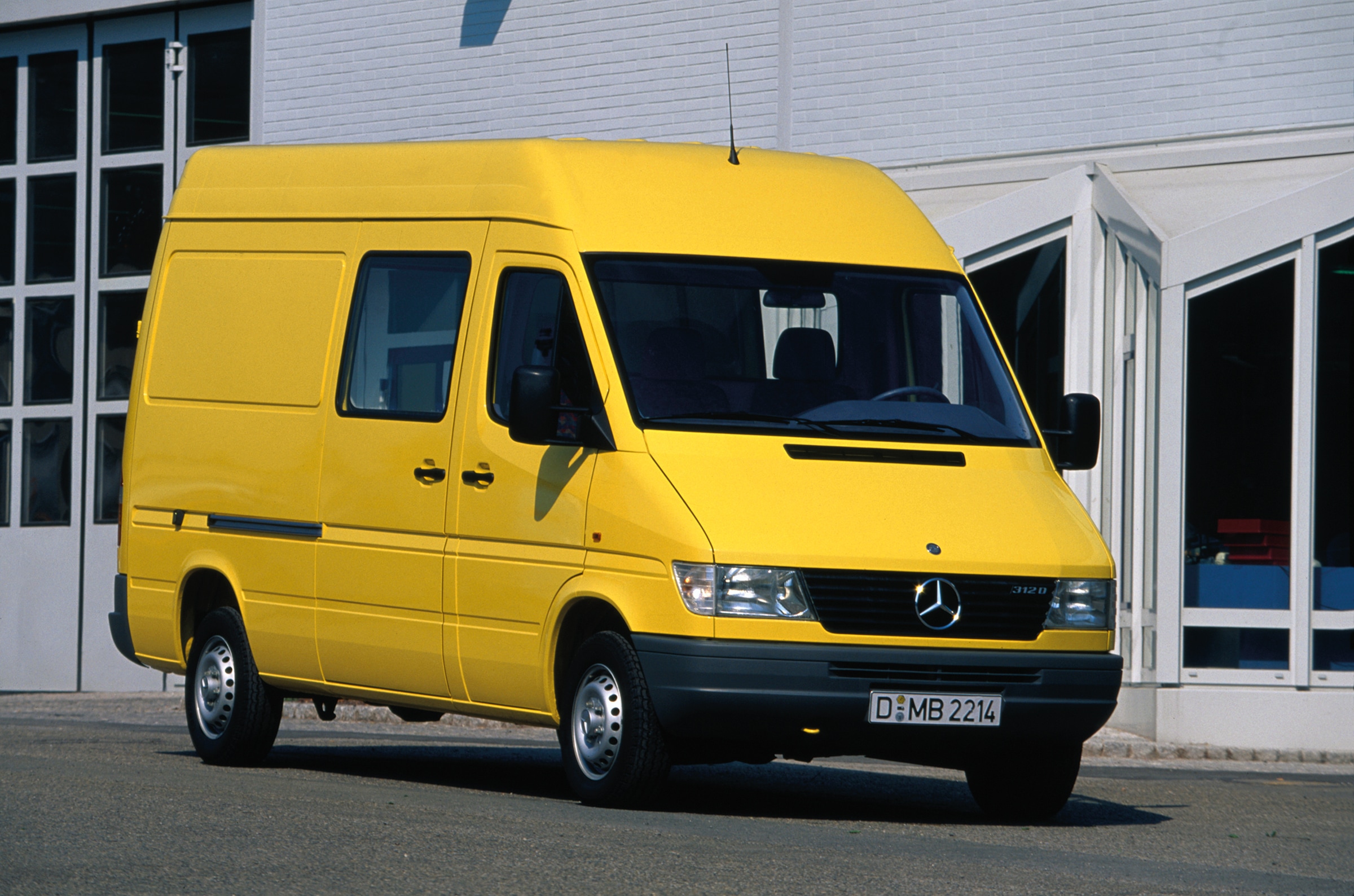 První generace vozidel Mercedes-Benz Sprinter | Historie užitkových vozidel | Mercedes-Benz První generace vozu Sprinter zaparkovaná před průmyslovou budovou