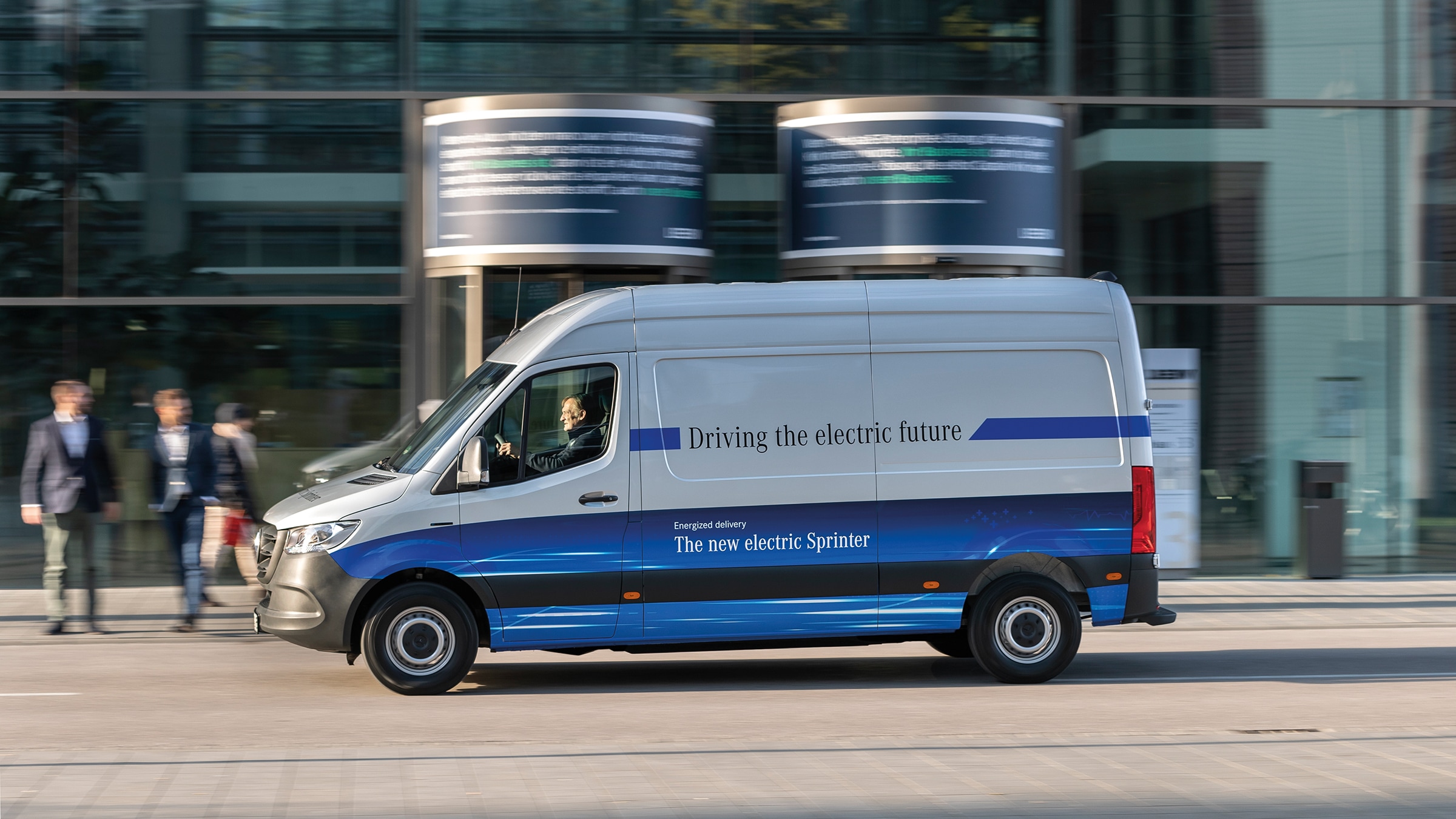Druhá generace skříňové dodávky eSprinter | Historie užitkových vozidel | Mercedes-Benz Skříňová dodávka Mercedes-Benz eSprinter projíždějící moderní městskou ulicí