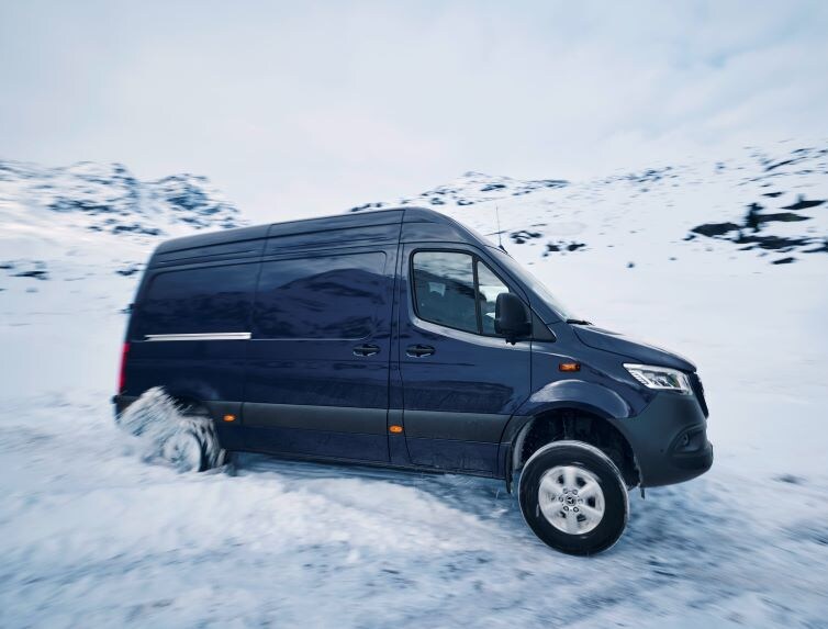 Sprinter Tourer během jízdy na zasněžené silnici.