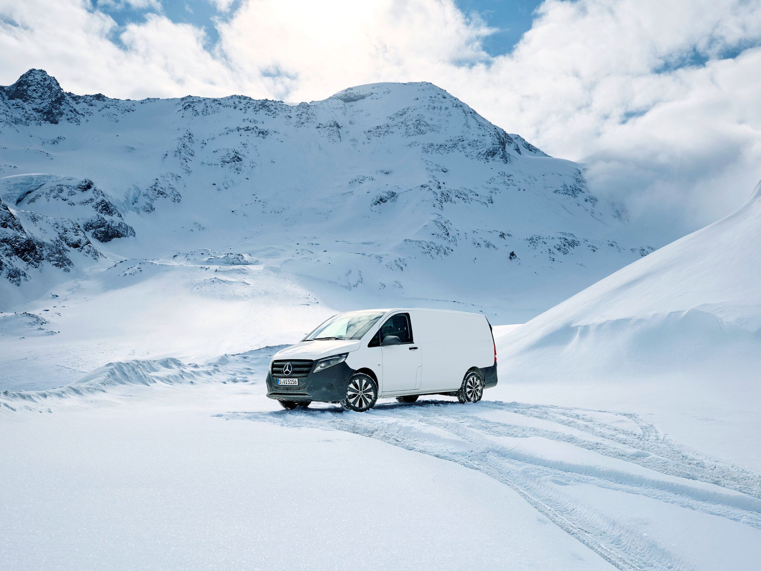 Záď skříňové dodávky s&nbsp;plaketou 4x4.