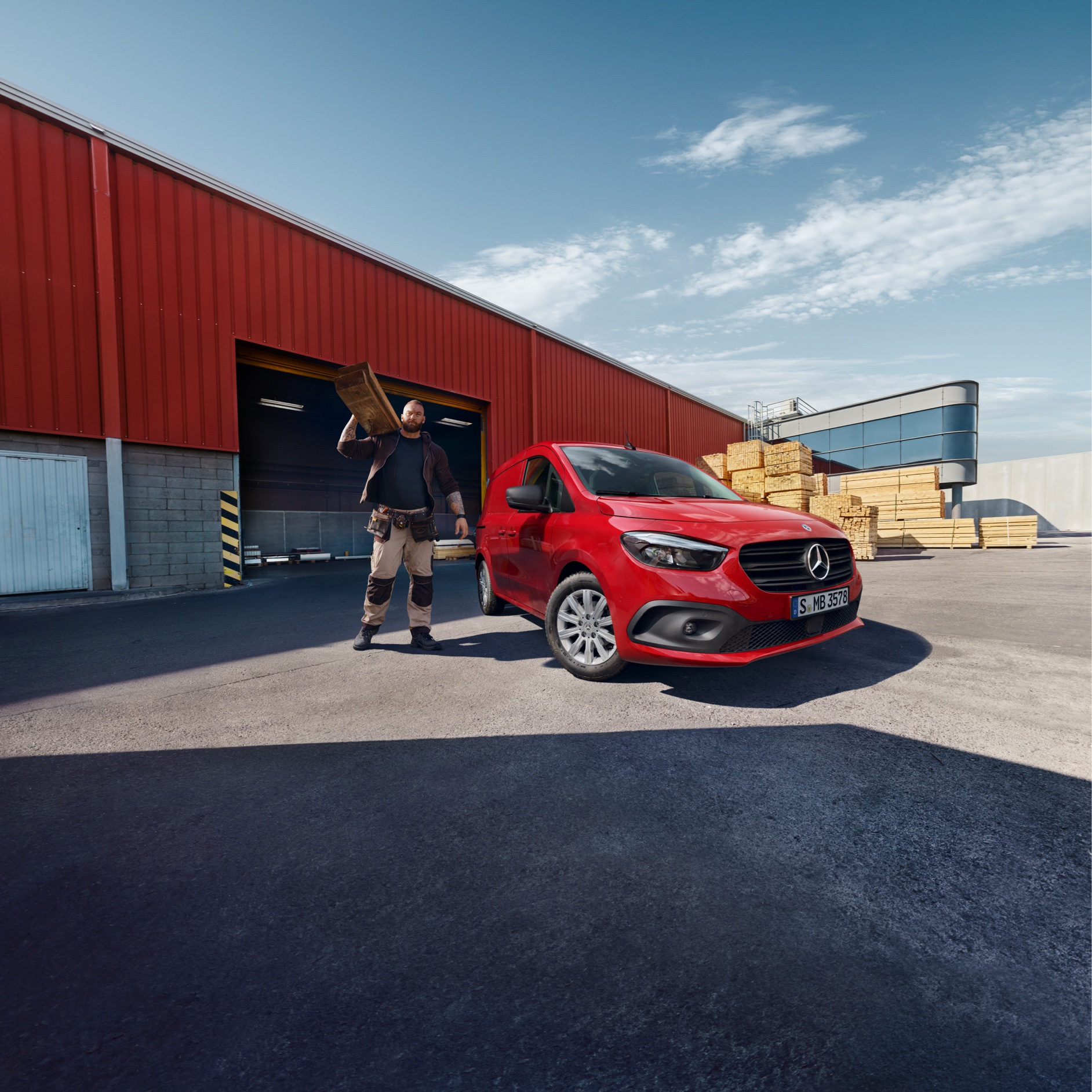 Citan – spolehlivost | Dodávková vozidla Mercedes-Benz Skříňová dodávka eCitan Mercedes-Benz stojí v logistickém areálu.