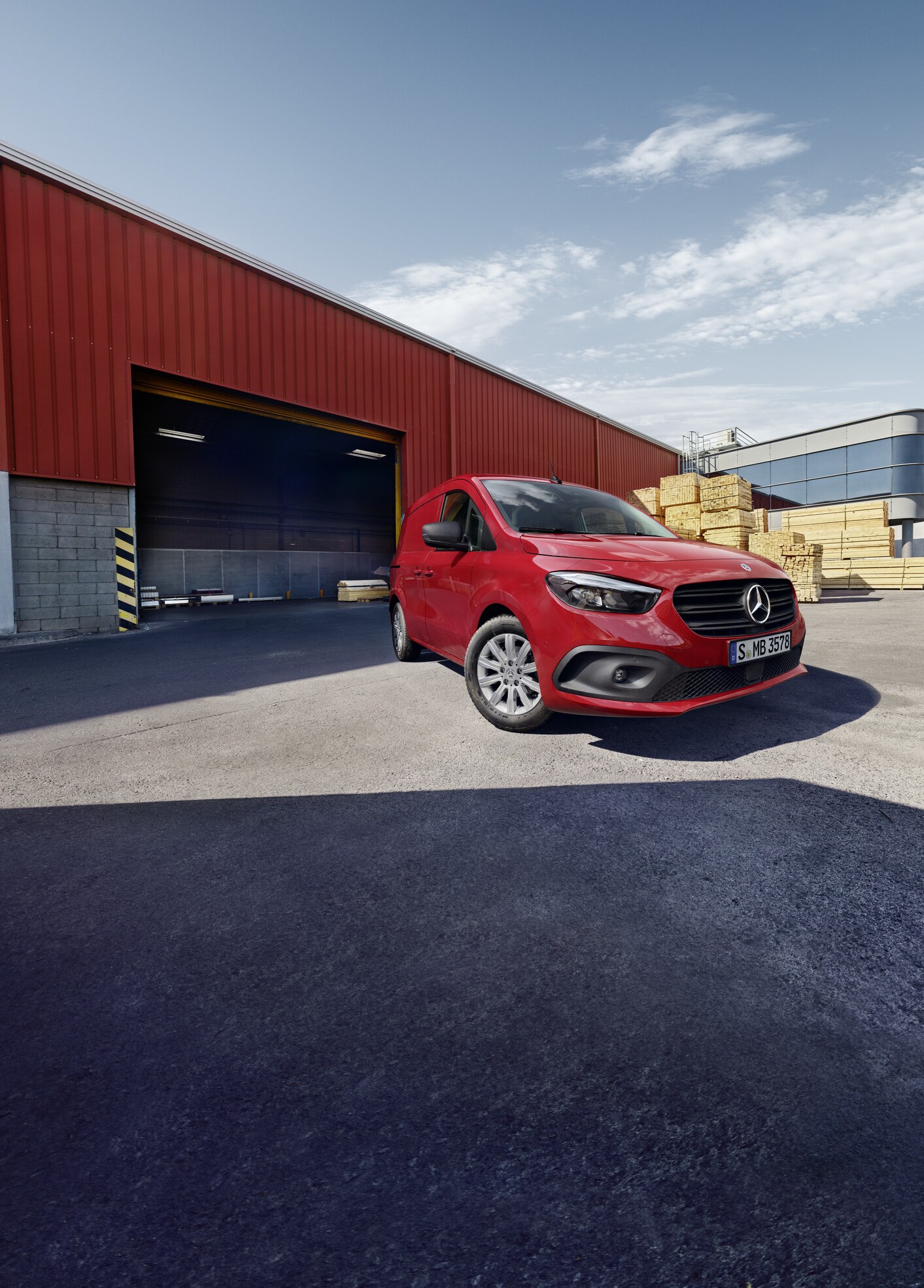 Skříňová dodávka eCitan Mercedes-Benz stojí v&nbsp;logistickém areálu.