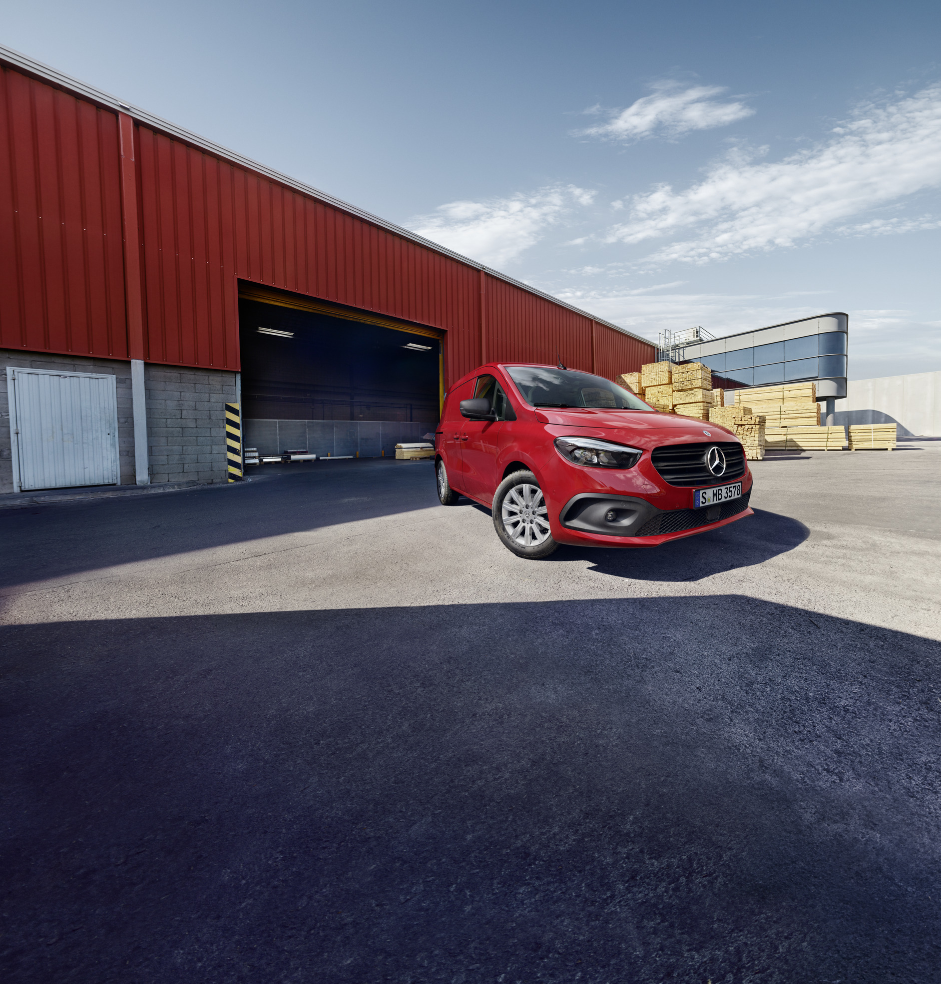 Citan – spolehlivost | Dodávková vozidla Mercedes-Benz Skříňová dodávka eCitan Mercedes-Benz stojí v logistickém areálu.