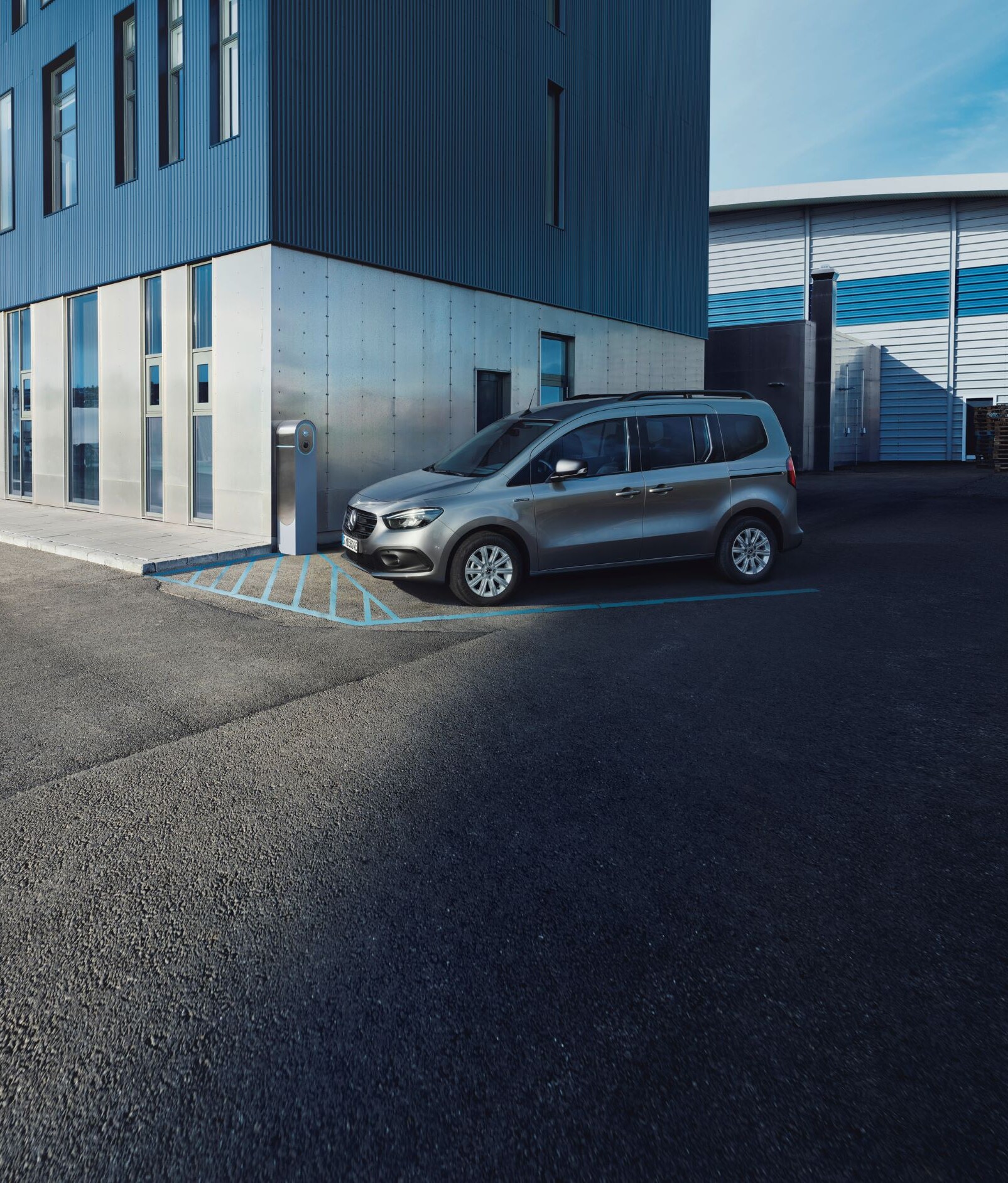 Vizualizace znázorňuje způsob fungování radarových snímačů pro měření vzdálenosti ve voze Mercedes-Benz Citan.