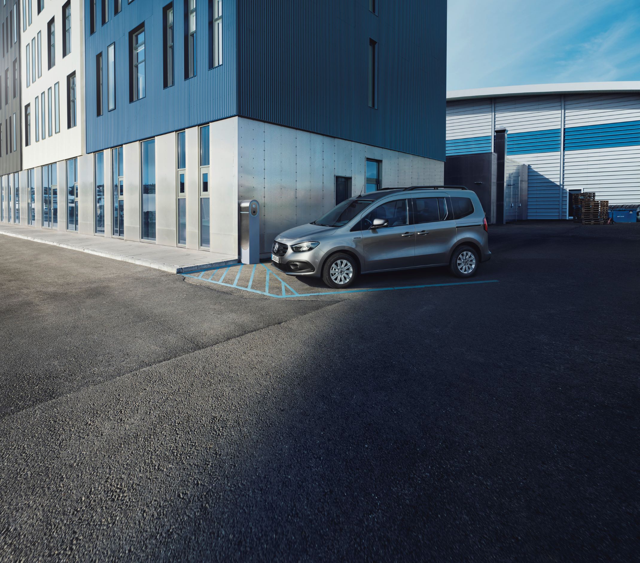 Citan – bezpečnost | Dodávková vozidla Mercedes-Benz Vizualizace znázorňuje způsob fungování radarových snímačů pro měření vzdálenosti ve voze Mercedes-Benz Citan.