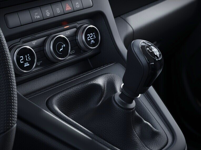 Řadicí páka pro šestistupňovou manuální převodovku ve skříňové dodávce Citan Mercedes-Benz.