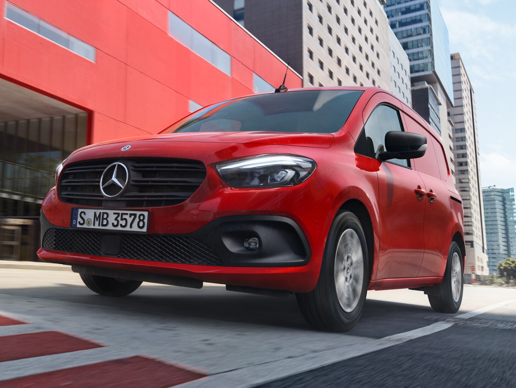 Skříňová dodávka Citan od Mercedes-Benz, malé dodávkové vozidlo s vysokým užitečným zatížením, stojí v průmyslovém areálu.