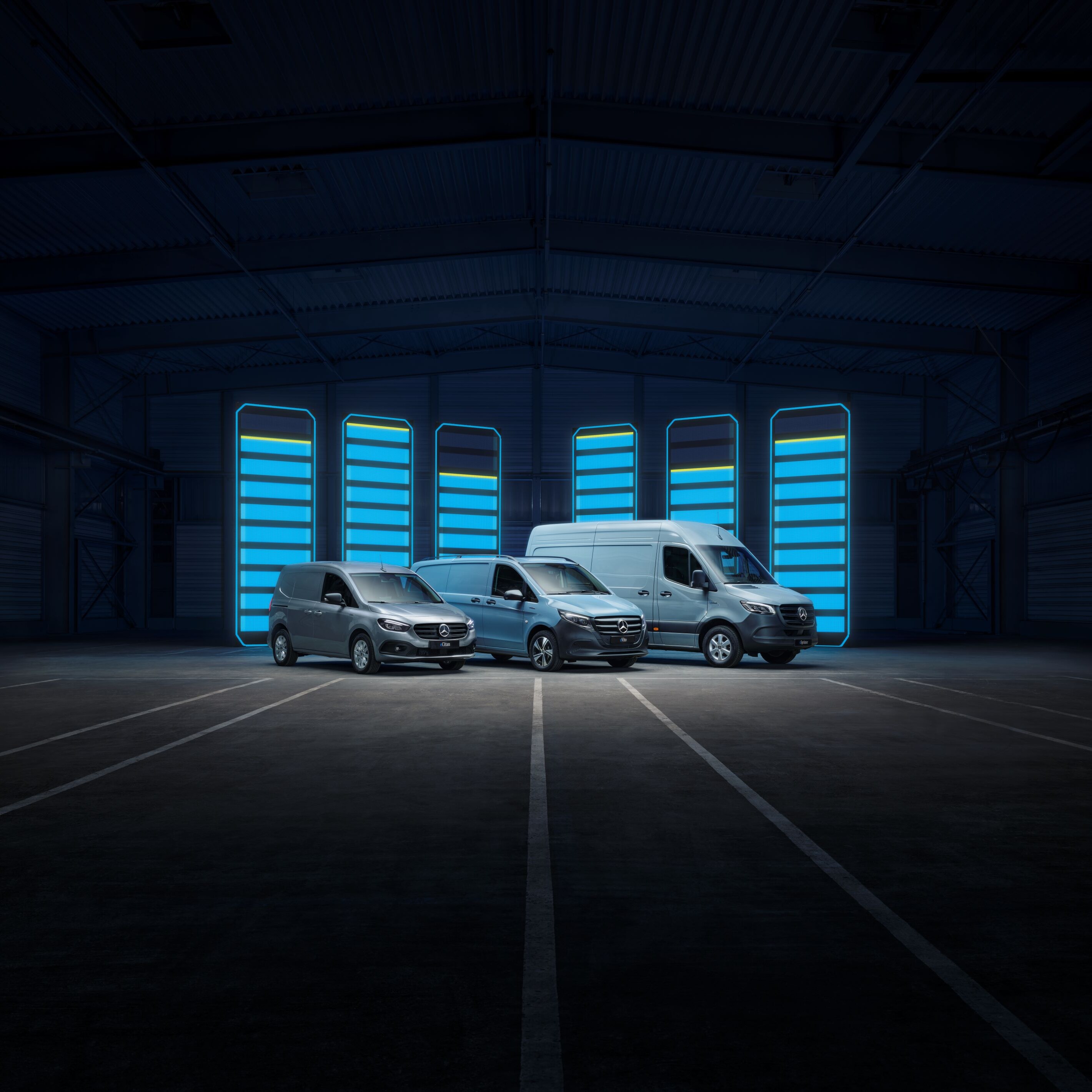 Elektrická dodávková vozidla eSprinter a&nbsp;eVito od Mercedes-Benz stojí společně v&nbsp;městském prostředí.