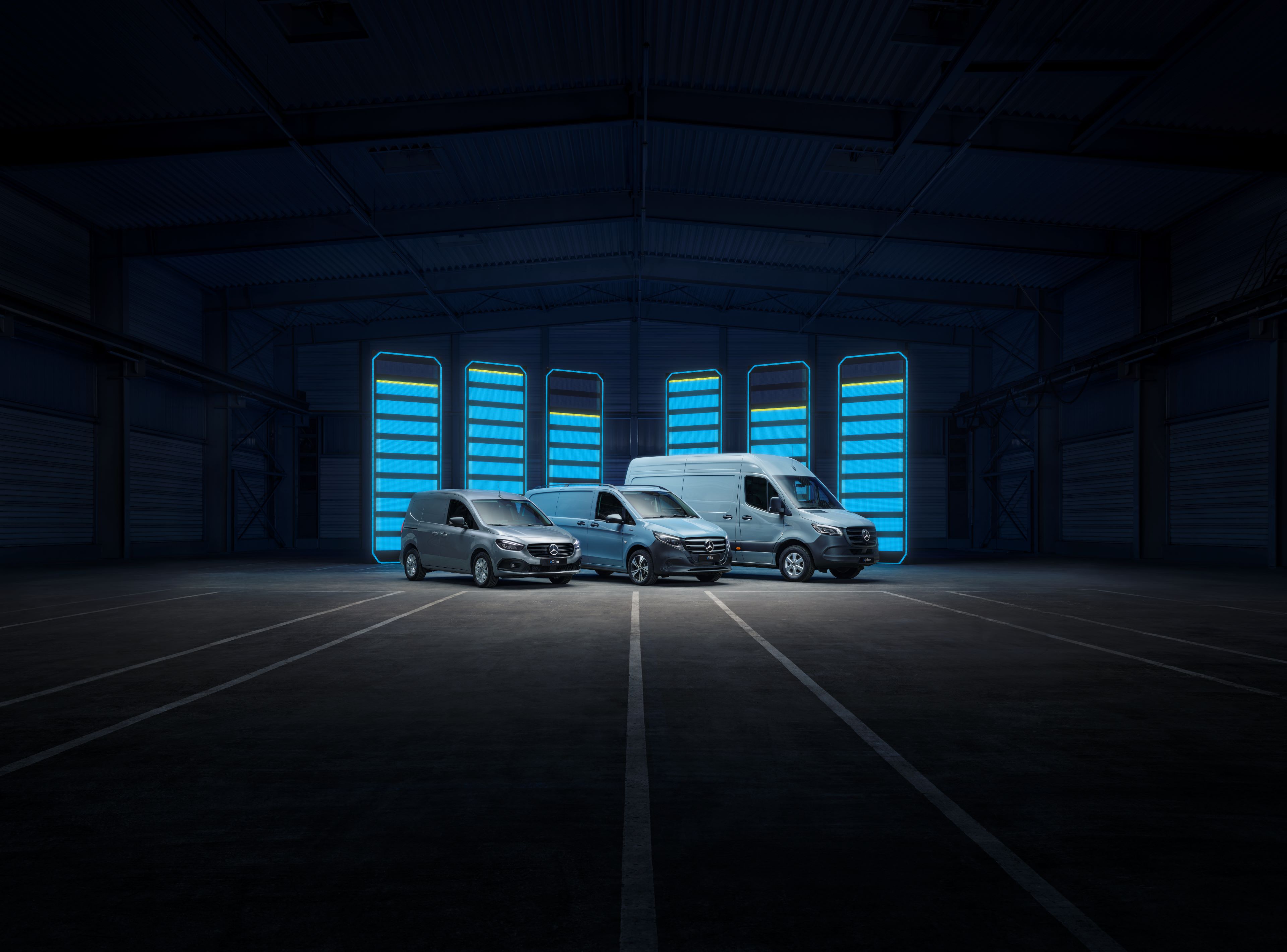 Dodávková vozidla na elektrický pohon | Dodávková vozidla Mercedes-Benz Elektrická dodávková vozidla eSprinter a eVito od Mercedes-Benz stojí společně v městském prostředí.