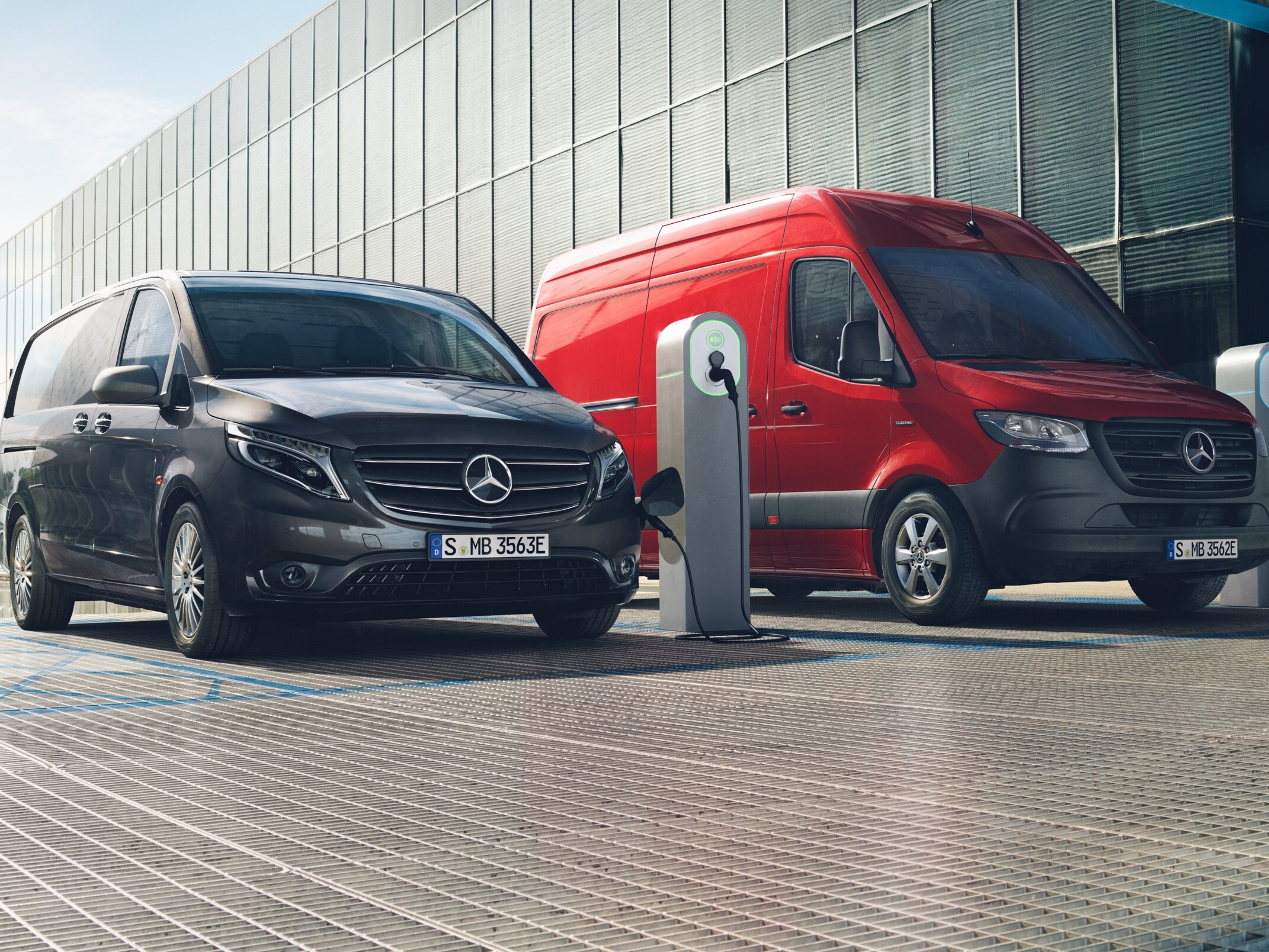 Elektrická dodávková vozidla eSprinter a eVito od Mercedes-Benz stojí společně v městském prostředí.