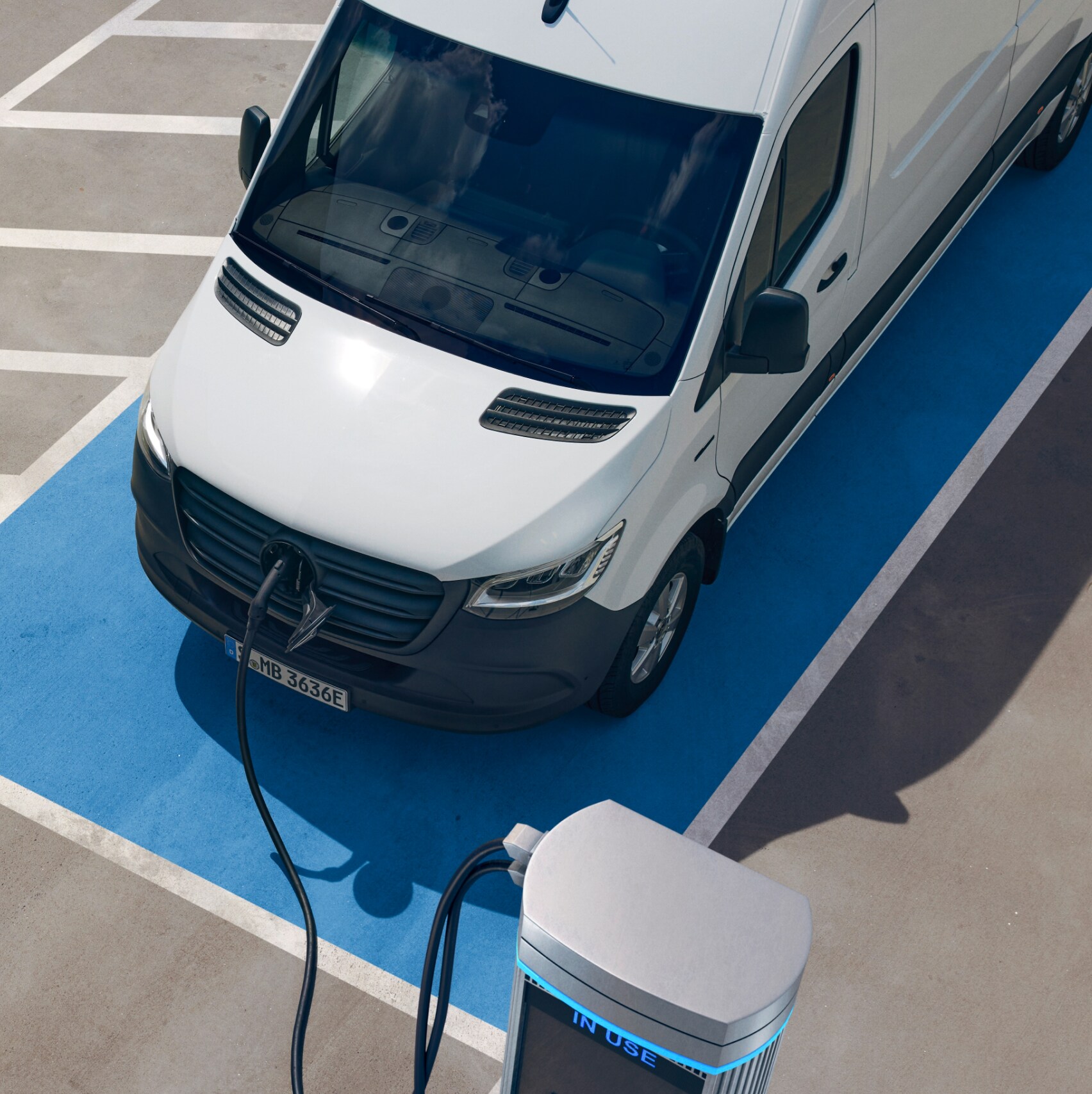 Skříňová dodávka Mercedes-Benz eSprinter na nabíjecí stanici.