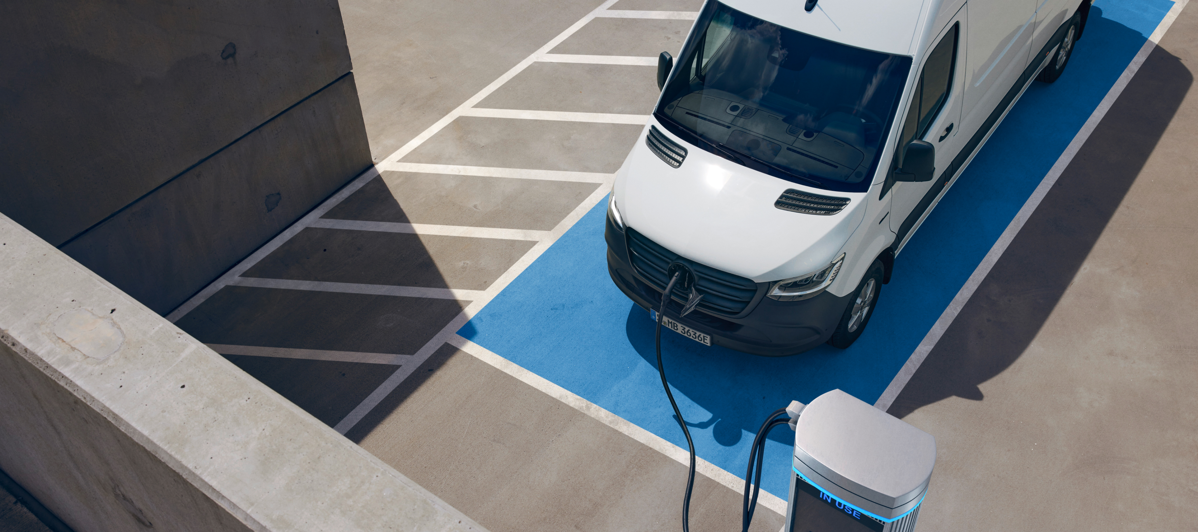 Porovnání vozidel | Skříňová dodávka eSprinter | Mercedes-Benz Skříňová dodávka Mercedes-Benz eSprinter na nabíjecí stanici.