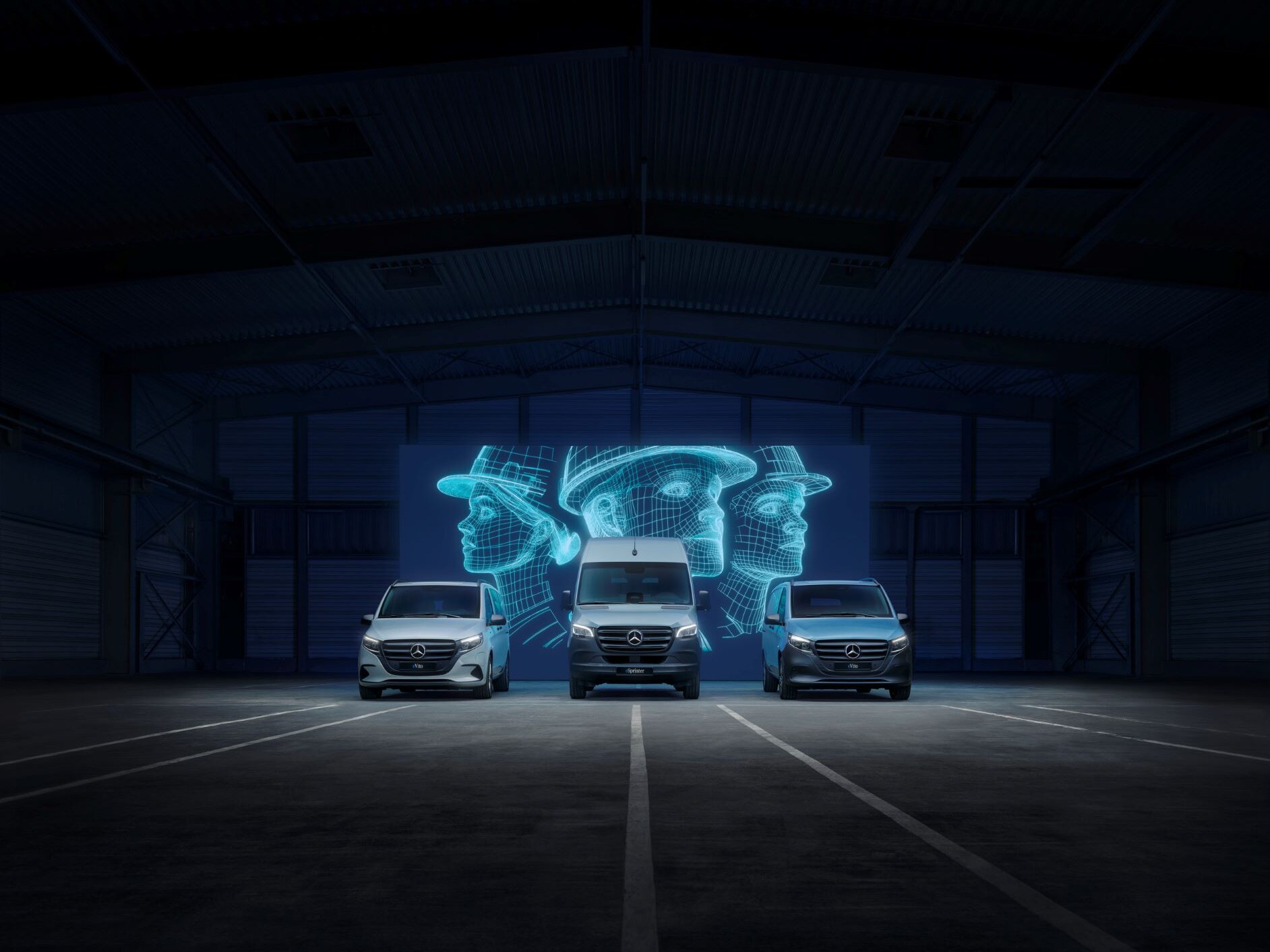 Skříňová dodávka Mercedes-Benz eVito se nabíjí na nabíjecí stanici.