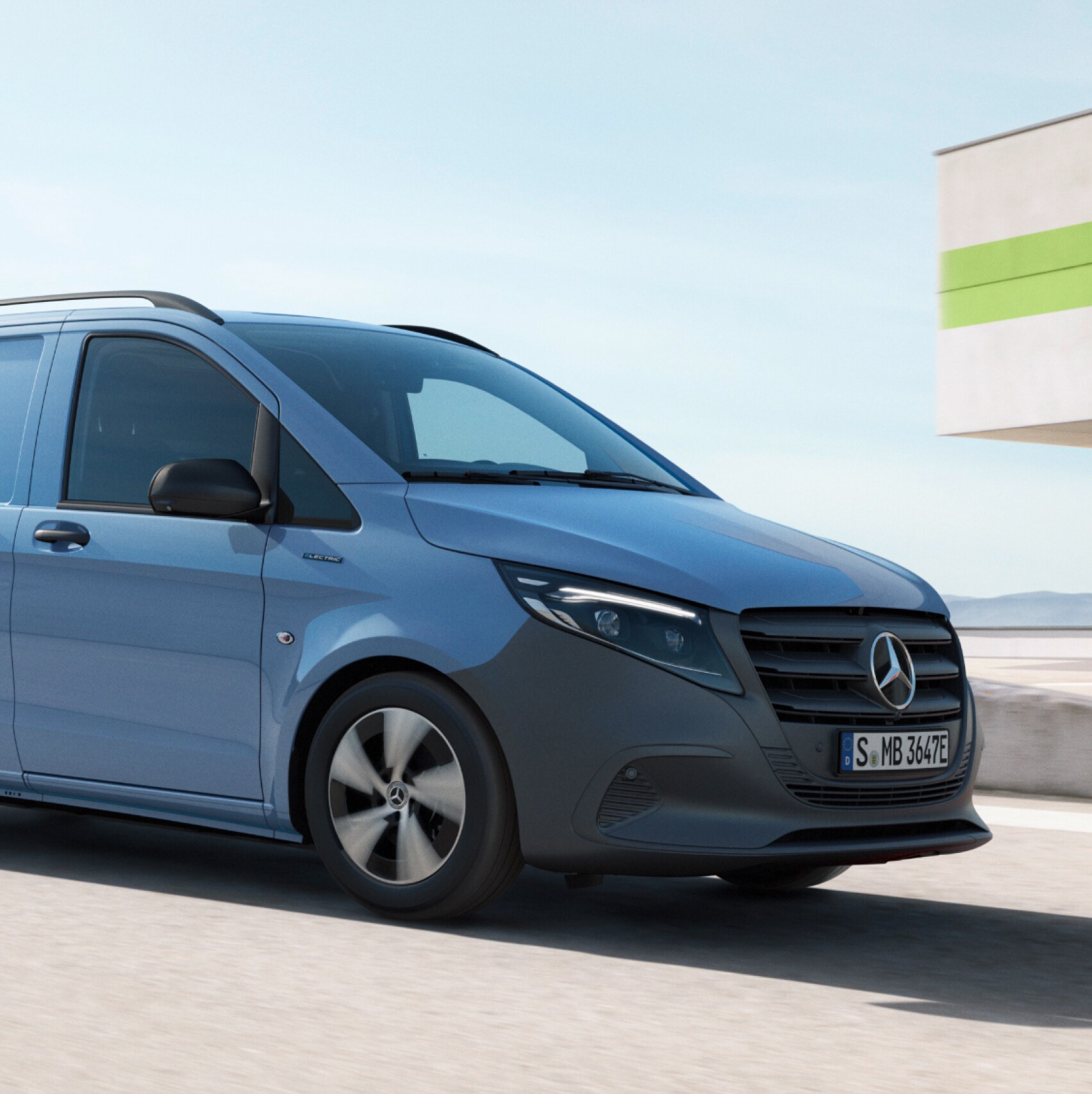 Skříňová dodávka Mercedes-Benz eVito na střeše parkovacího domu.