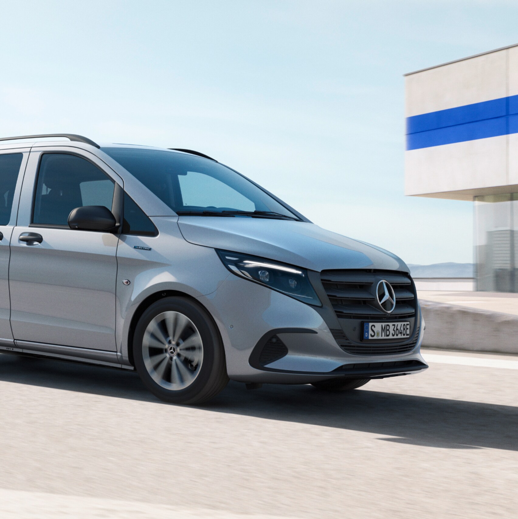 Mercedes-Benz eVito Tourer na střeše parkovacího domu.