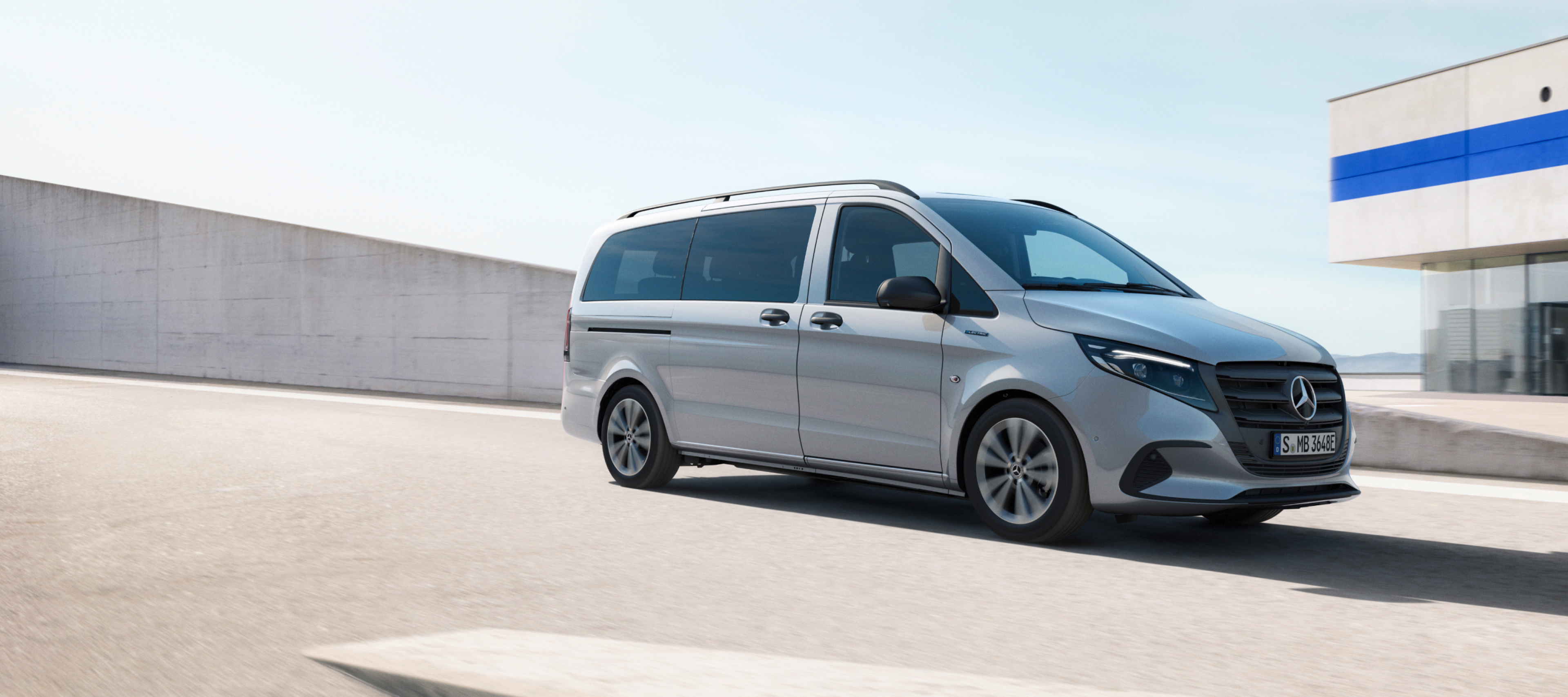 Porovnání vozidel | eVito Tourer | Mercedes-Benz Mercedes-Benz eVito Tourer na střeše parkovacího domu.