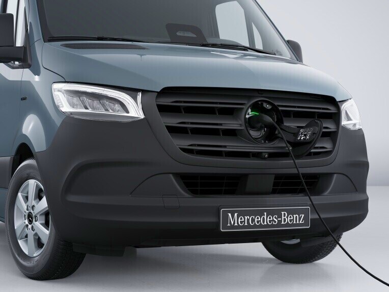 Nabíjecí zásuvka CCS u podvozku Mercedes-Benz eSprinter s připojeným nabíjecím kabelem.