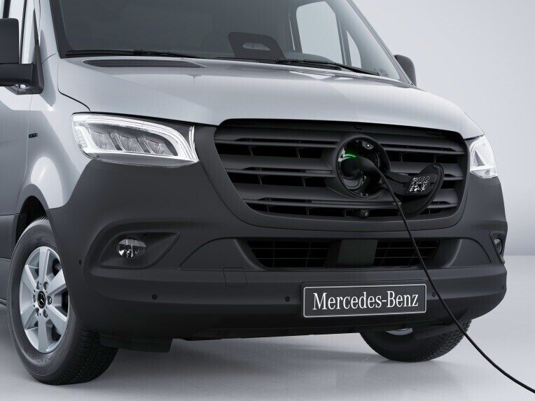 Nabíjecí zásuvka CCS u podvozku Mercedes-Benz eSprinter s připojeným nabíjecím kabelem.