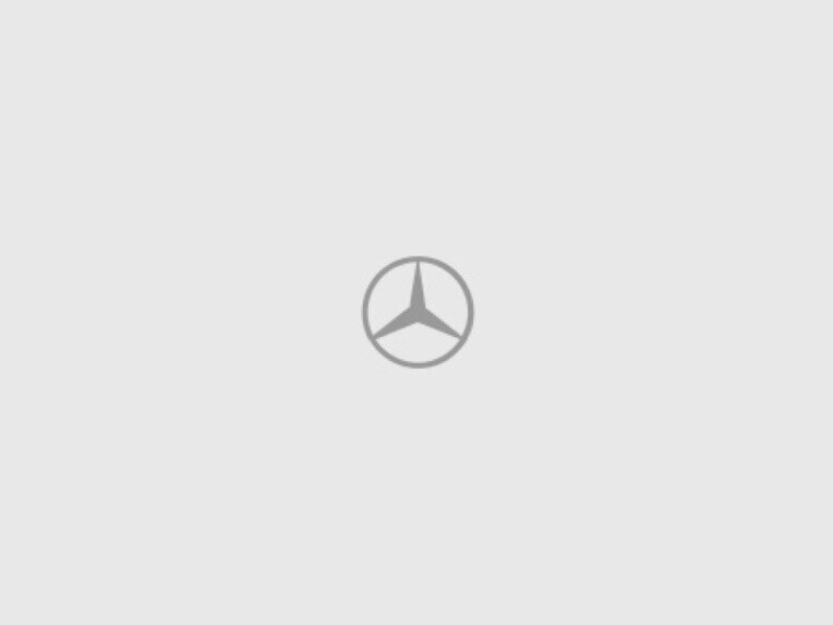 Podvozek Mercedes-Benz eSprinter se zapojeným nabíjecím kabelem.