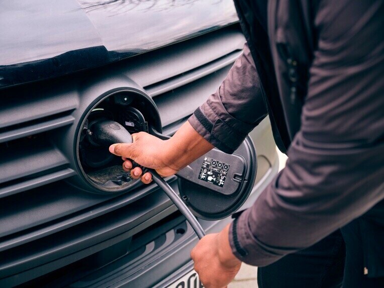 Podvozek Mercedes-Benz eSprinter se zapojeným nabíjecím kabelem.
