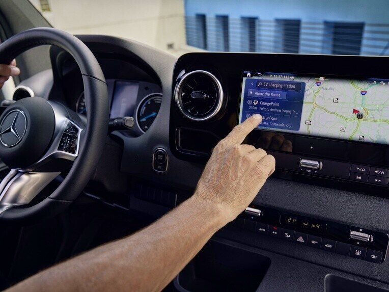 Navigace v multimediálním systému MBUX podvozku Mercedes-Benz eSprinter.