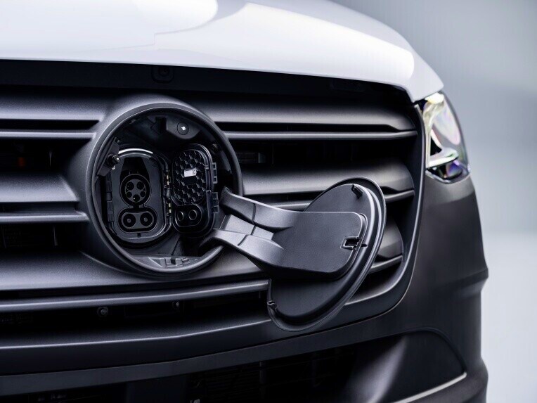Otevřená nabíjecí zásuvka CCS u podvozku Mercedes-Benz eSprinter.
