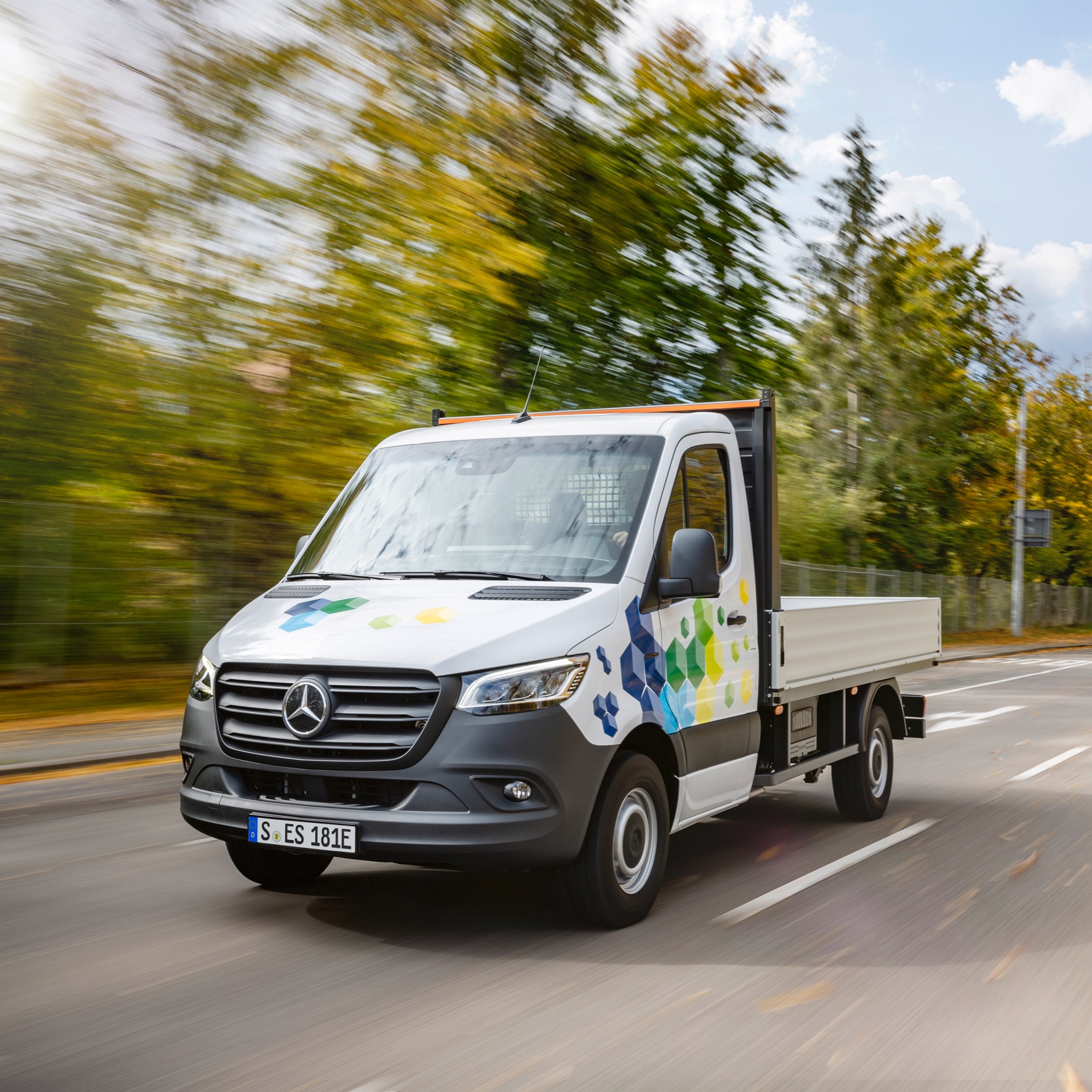 Rozmanitost | Podvozek eSprinter | Dodávková vozidla Mercedes-Benz Nový podvozek eSprinter bude k dispozici se dvěma stupni motorizace, třemi variantami vysokonapěťového akumulátoru a dvěma variantami délky.