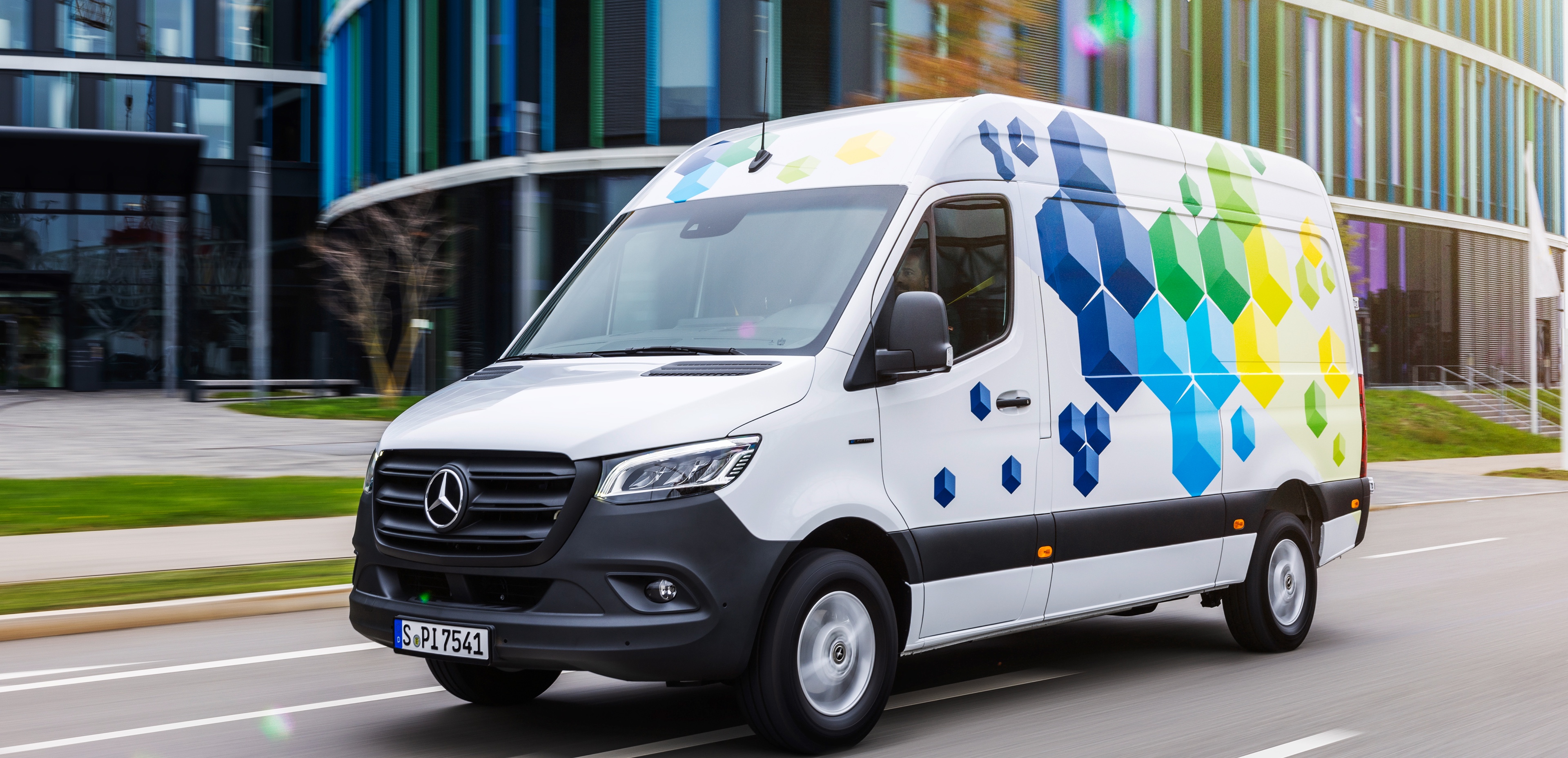 Skříňová dodávka eSprinter | Dodávková vozidla Mercedes-Benz Přizpůsobte nový eSprinter přesně na míru Vaší společnosti a Vašemu účelu použití.