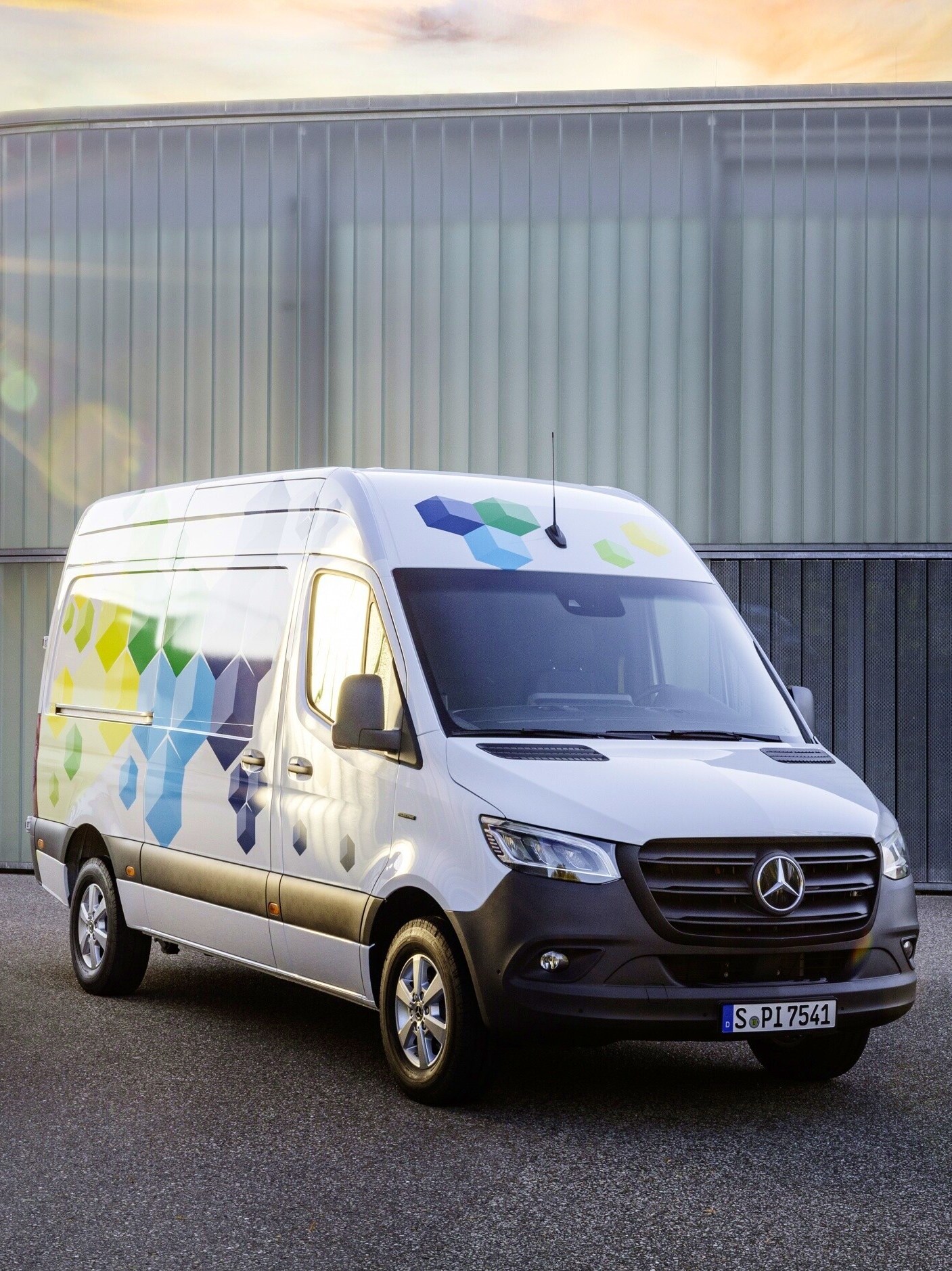 Nová skříňová dodávka eSprinter bude k&nbsp;dispozici se dvěma stupni motorizace, třemi variantami vysokonapěťového akumulátoru a&nbsp;dvěma variantami délky.