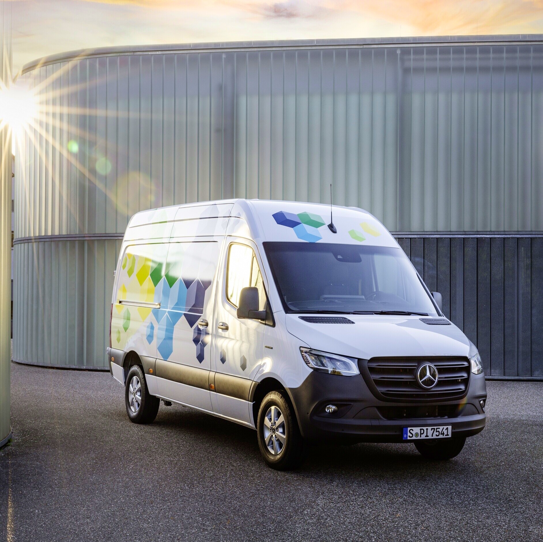 Rozmanitost | Skříňová dodávka eSprinter | Dodávková vozidla Mercedes-Benz Nová skříňová dodávka eSprinter bude k dispozici se dvěma stupni motorizace, třemi variantami vysokonapěťového akumulátoru a dvěma variantami délky.