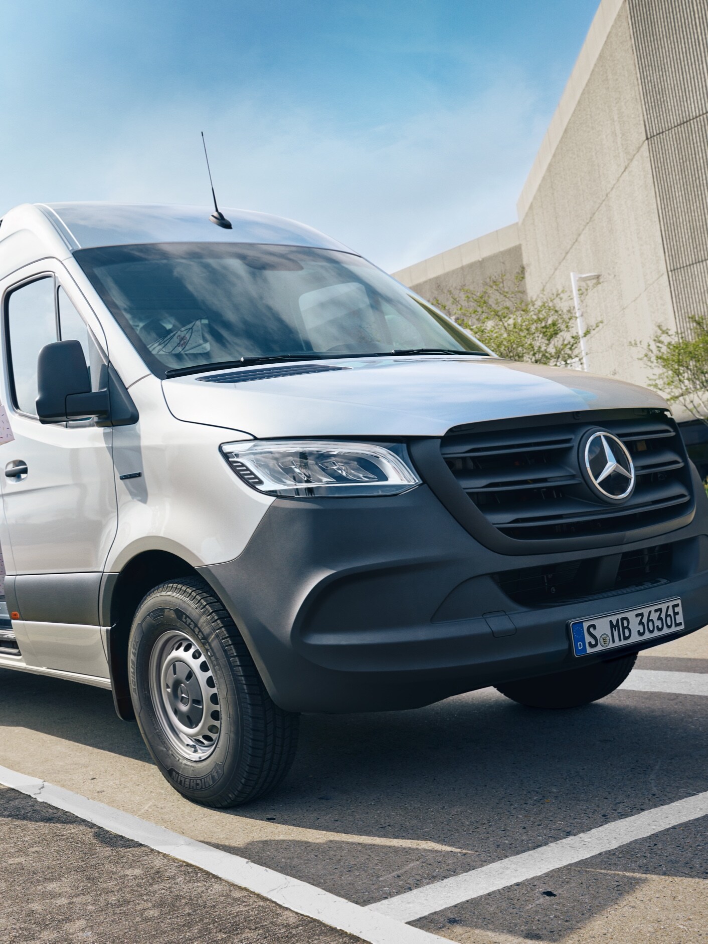 Skříňová dodávka Mercedes-Benz eSprinter s&nbsp;průmyslovým řešením VanSolution.
