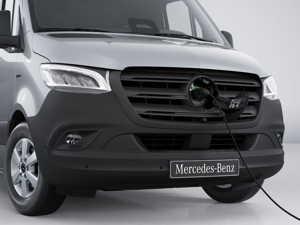 Nabíjecí zásuvka u&nbsp;podvozku Mercedes-Benz eSprinter s&nbsp;připojeným nabíjecím kabelem.