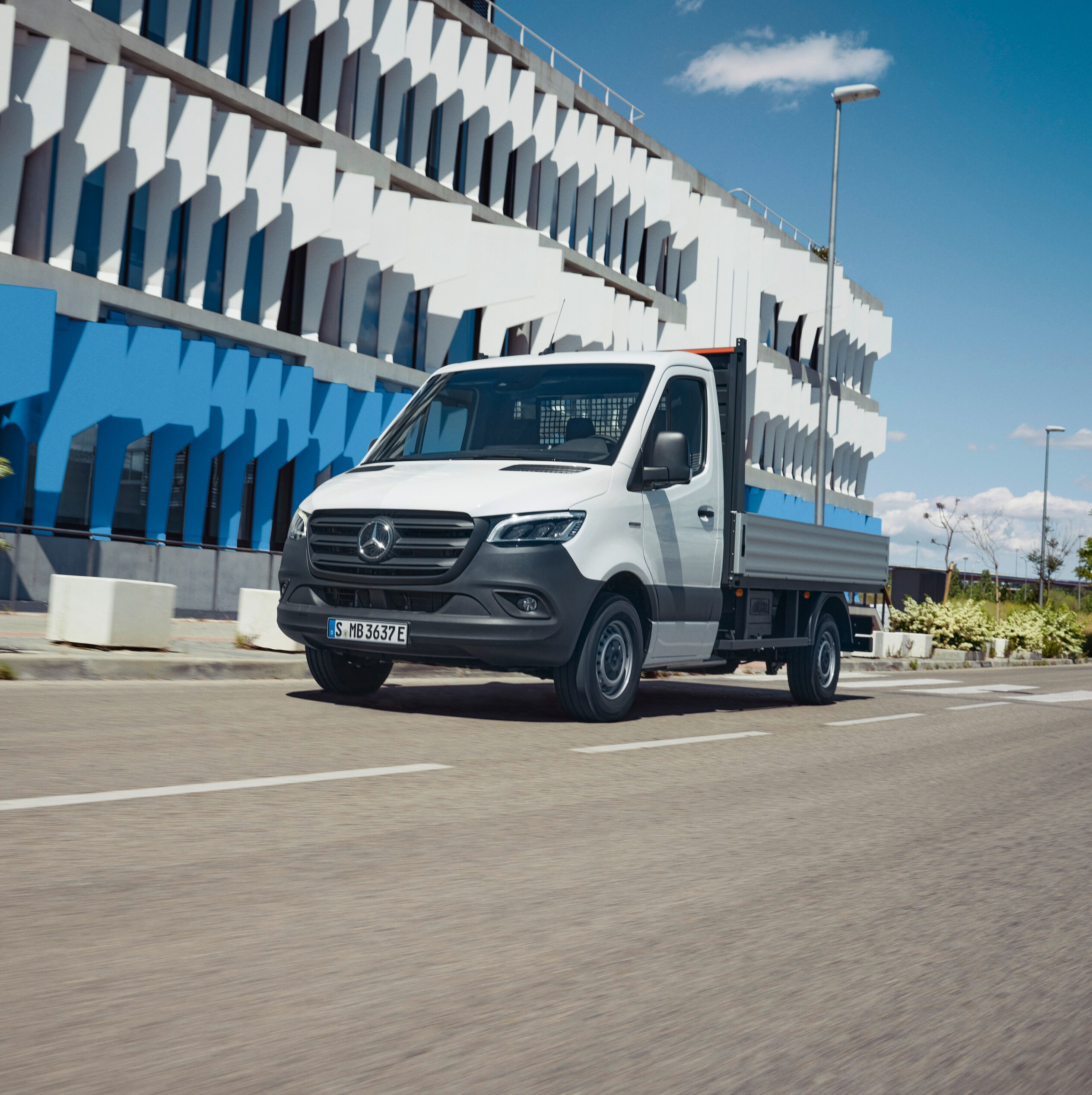 Valníkové vozidlo eSprinter Mercedes-Benz jedoucí po silnici.