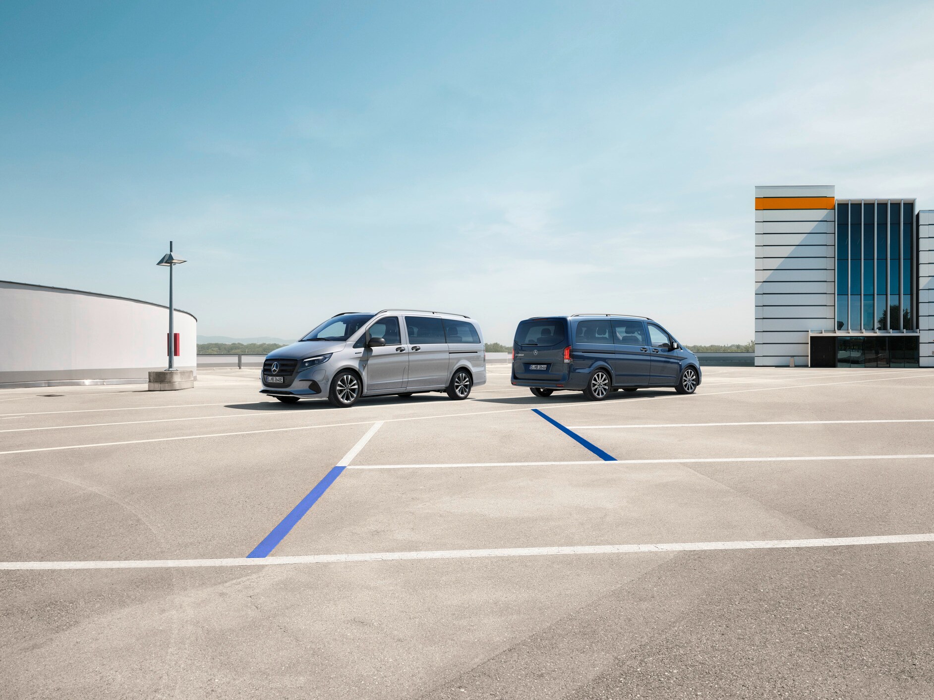 Vozidla Vito Tourer a&nbsp;eVito Tourer stojící na parkovacím místě.