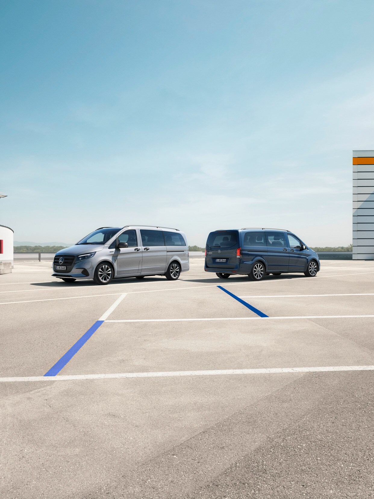 Vozidla eVito Tourer a&nbsp;Vito Tourer stojící na parkovacím místě.