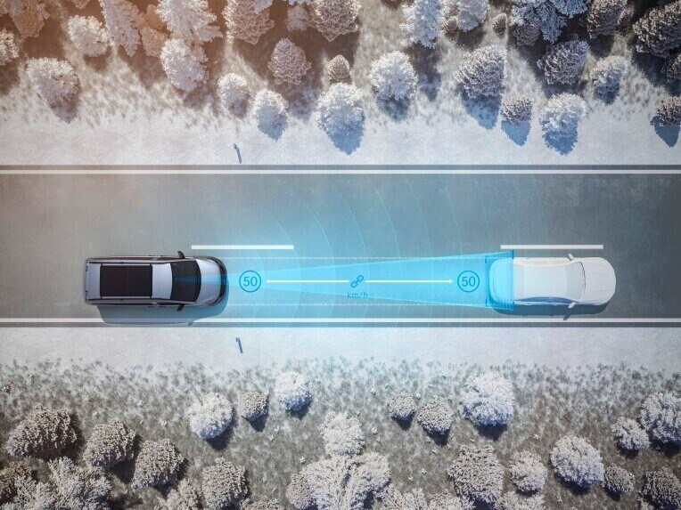 Aktivní asistent udržování odstupu DISTRONIC založený na radarovém systému automaticky udržuje odstup od vozidel jedoucích vpředu.